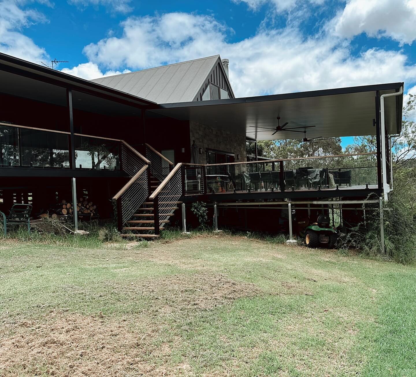 Absolute pleasure to complete this exterior cladding replacement with Colorbond Standing seam. We also revamped the entry way with new decking boards and a tile feature. (Removed handrail and extended current deck area)
Working for exceptional clie