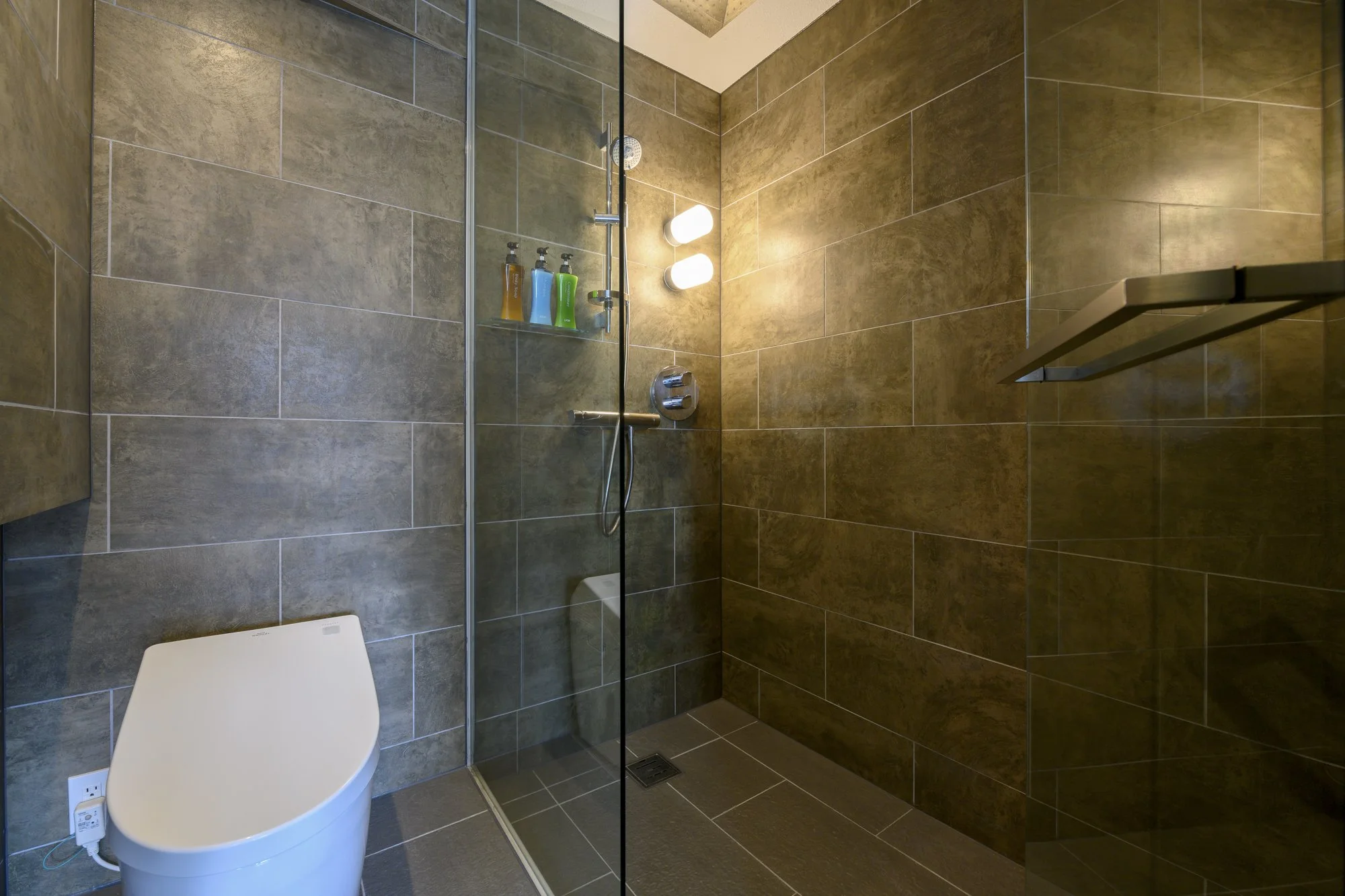 Sekka Sekka 5 Bedroom Chalet_12_Bedroom with Shower-2FL.jpg