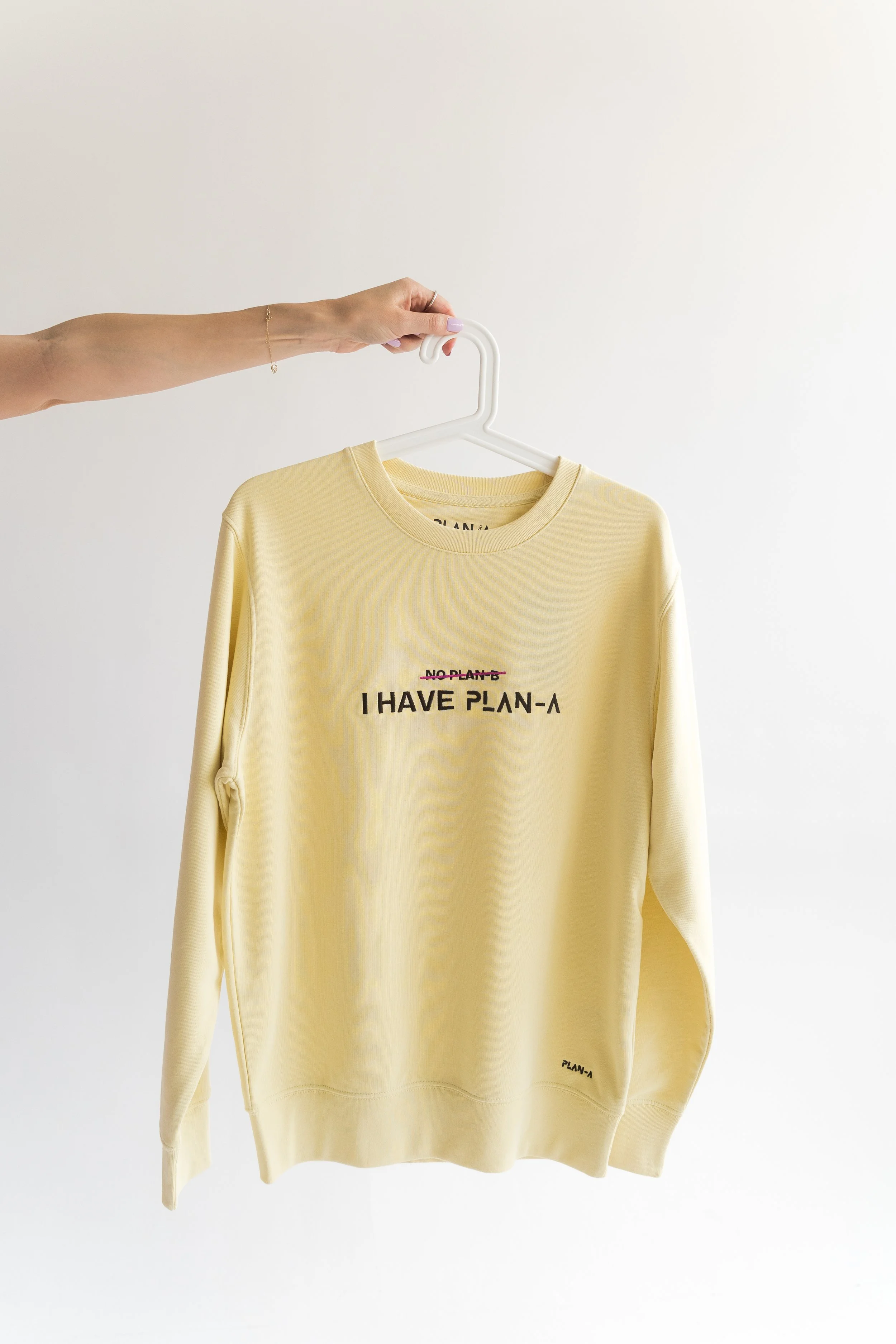 Bluza unisex PLAN-A Butter z haftem I HAVE PLAN-A. Kolor Butter, rozmiary S i L. Miękka dzianina French Terry, 300 GSM, wygodny krój medium fit.