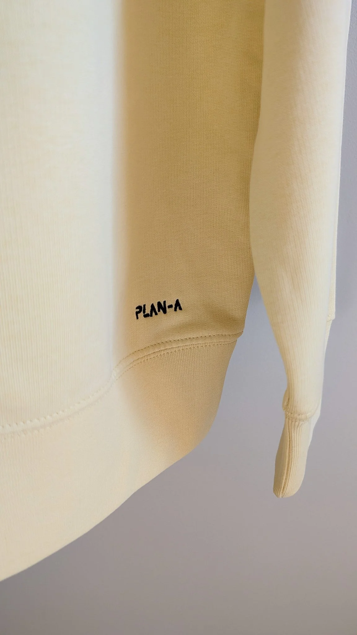 Bluza unisex PLAN-A Butter z haftem I HAVE PLAN-A. Kolor Butter, rozmiary S i L. Miękka dzianina French Terry, 300 GSM, wygodny krój medium fit.