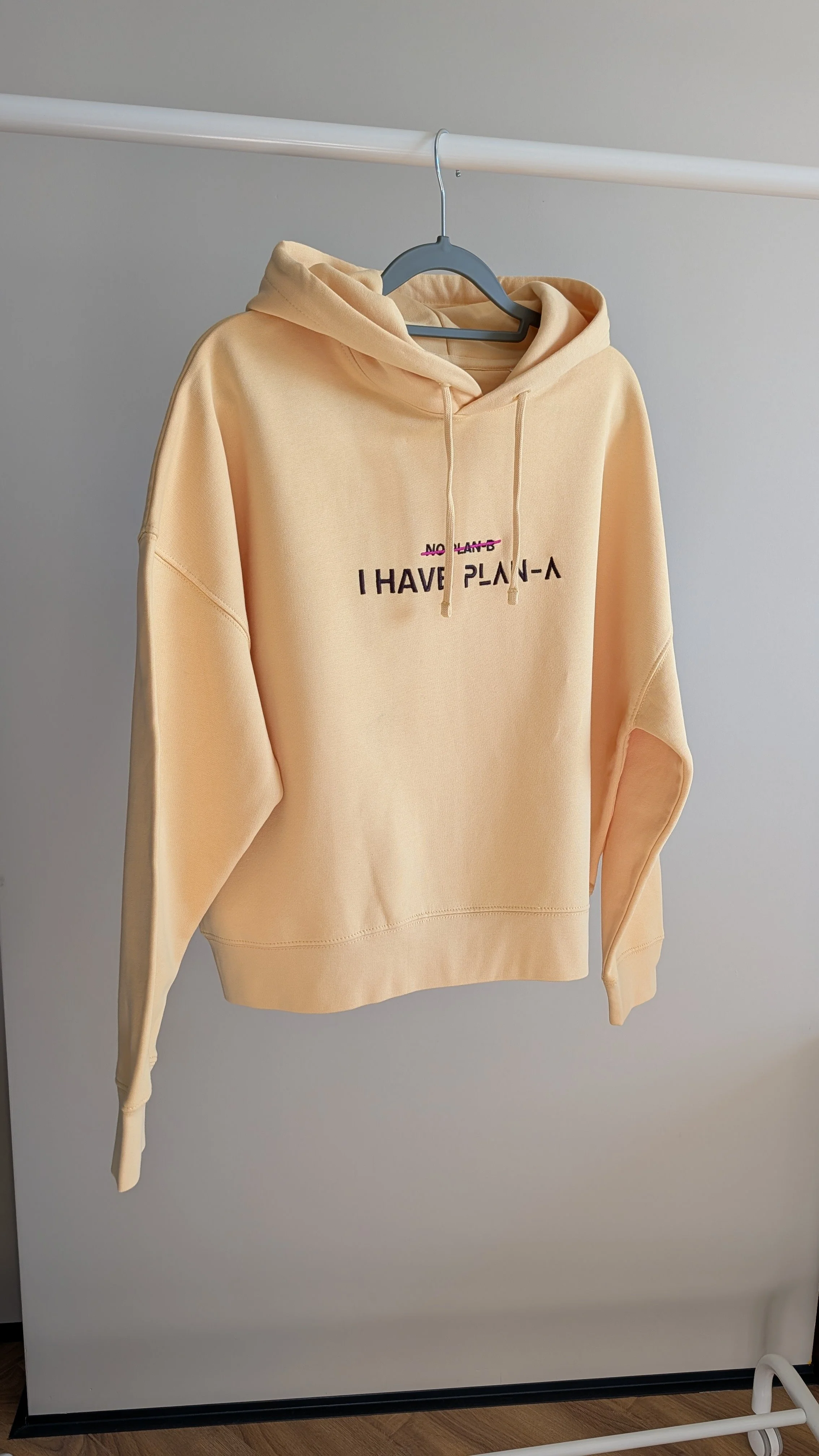Damska bluza z kapturem PLAN-A Hoodie z haftem I HAVE PLAN-A. Kolory Bubble Pink i Viva Yellow, rozmiary S i M. Miękka bawełna organiczna 300 GSM.