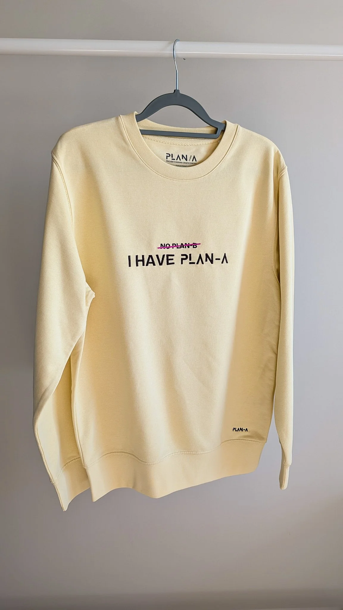 Bluza unisex PLAN-A Butter z haftem I HAVE PLAN-A. Kolor Butter, rozmiary S i L. Miękka dzianina French Terry, 300 GSM, wygodny krój medium fit.