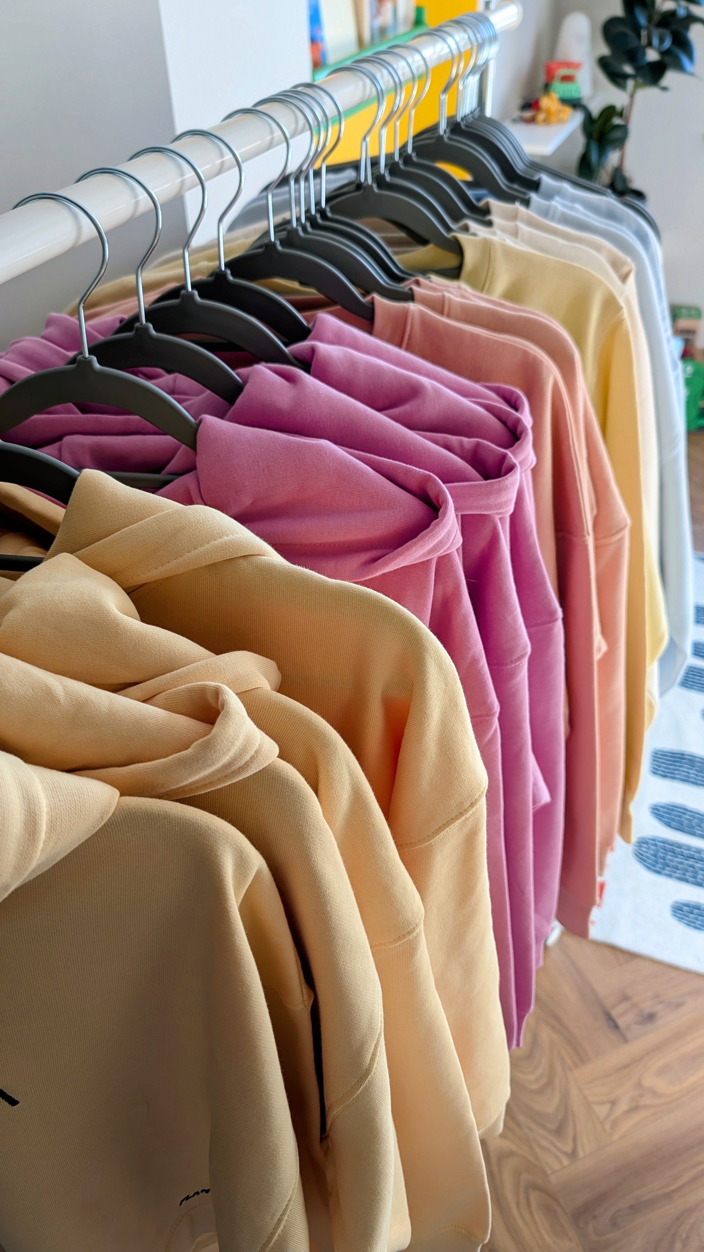 Damska bluza z kapturem PLAN-A Hoodie z haftem I HAVE PLAN-A. Kolory Bubble Pink i Viva Yellow, rozmiary S i M. Miękka bawełna organiczna 300 GSM.