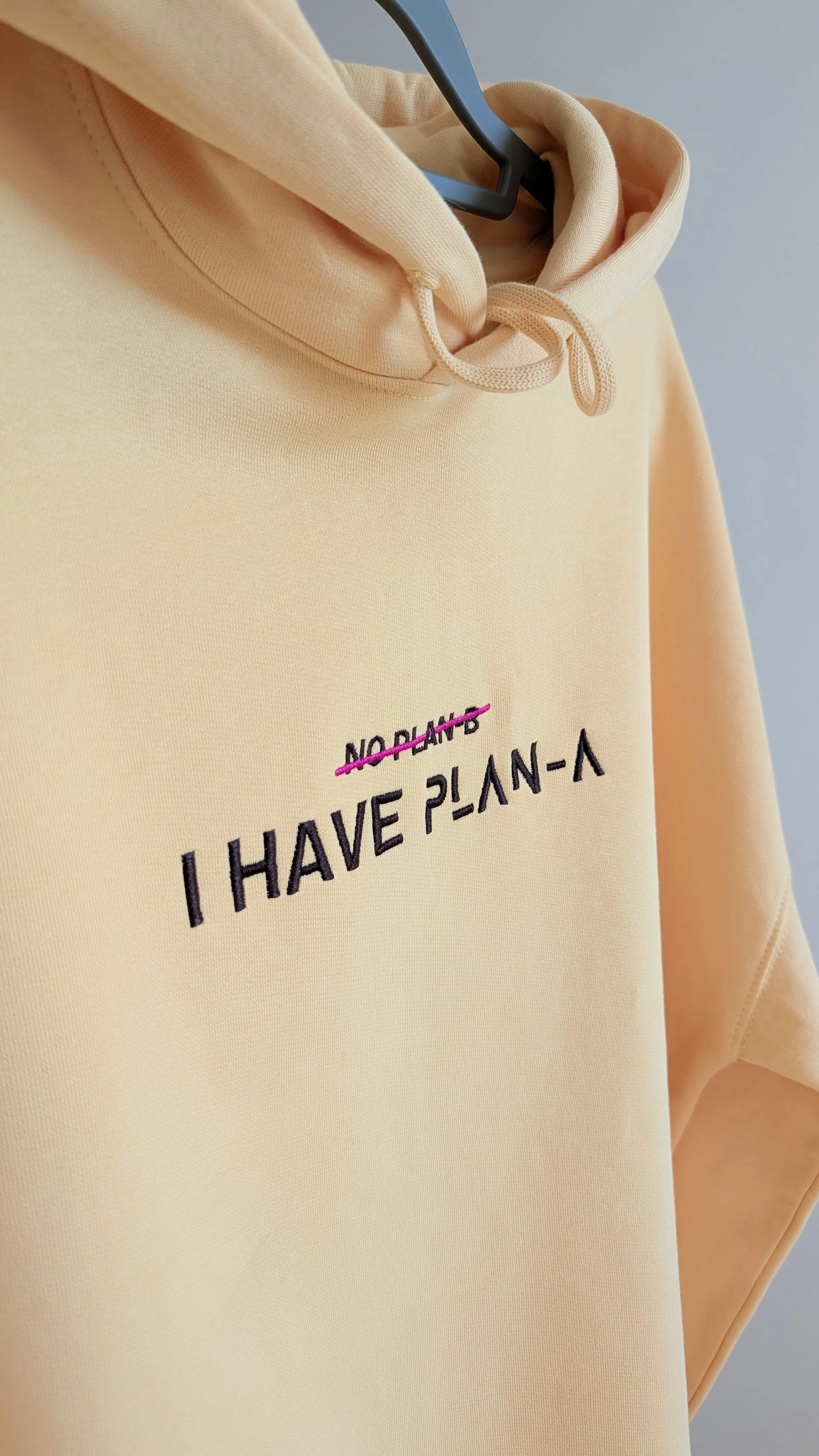 Damska bluza z kapturem PLAN-A Hoodie z haftem I HAVE PLAN-A. Kolory Bubble Pink i Viva Yellow, rozmiary S i M. Miękka bawełna organiczna 300 GSM.