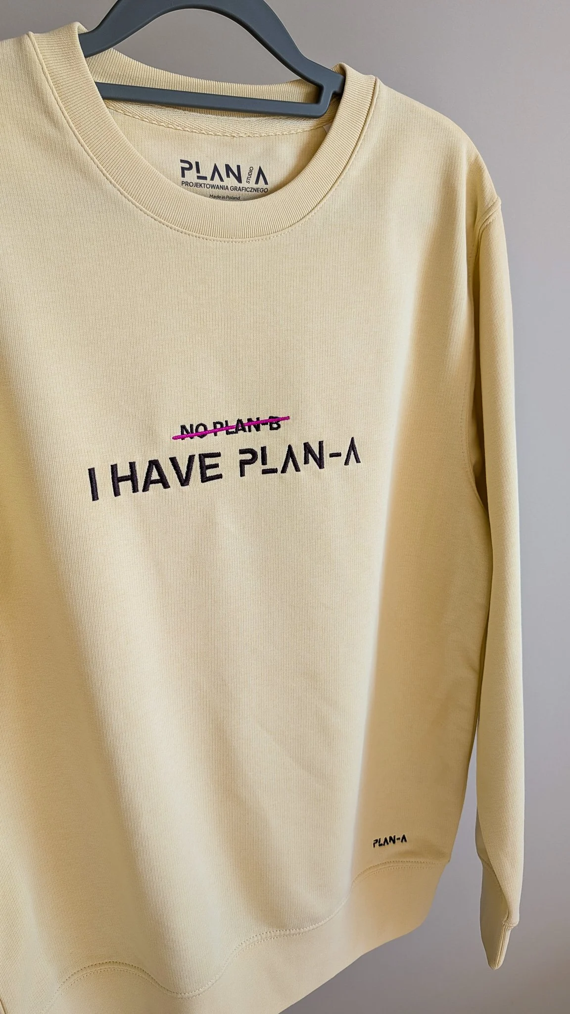 Bluza unisex PLAN-A Butter z haftem I HAVE PLAN-A. Kolor Butter, rozmiary S i L. Miękka dzianina French Terry, 300 GSM, wygodny krój medium fit.