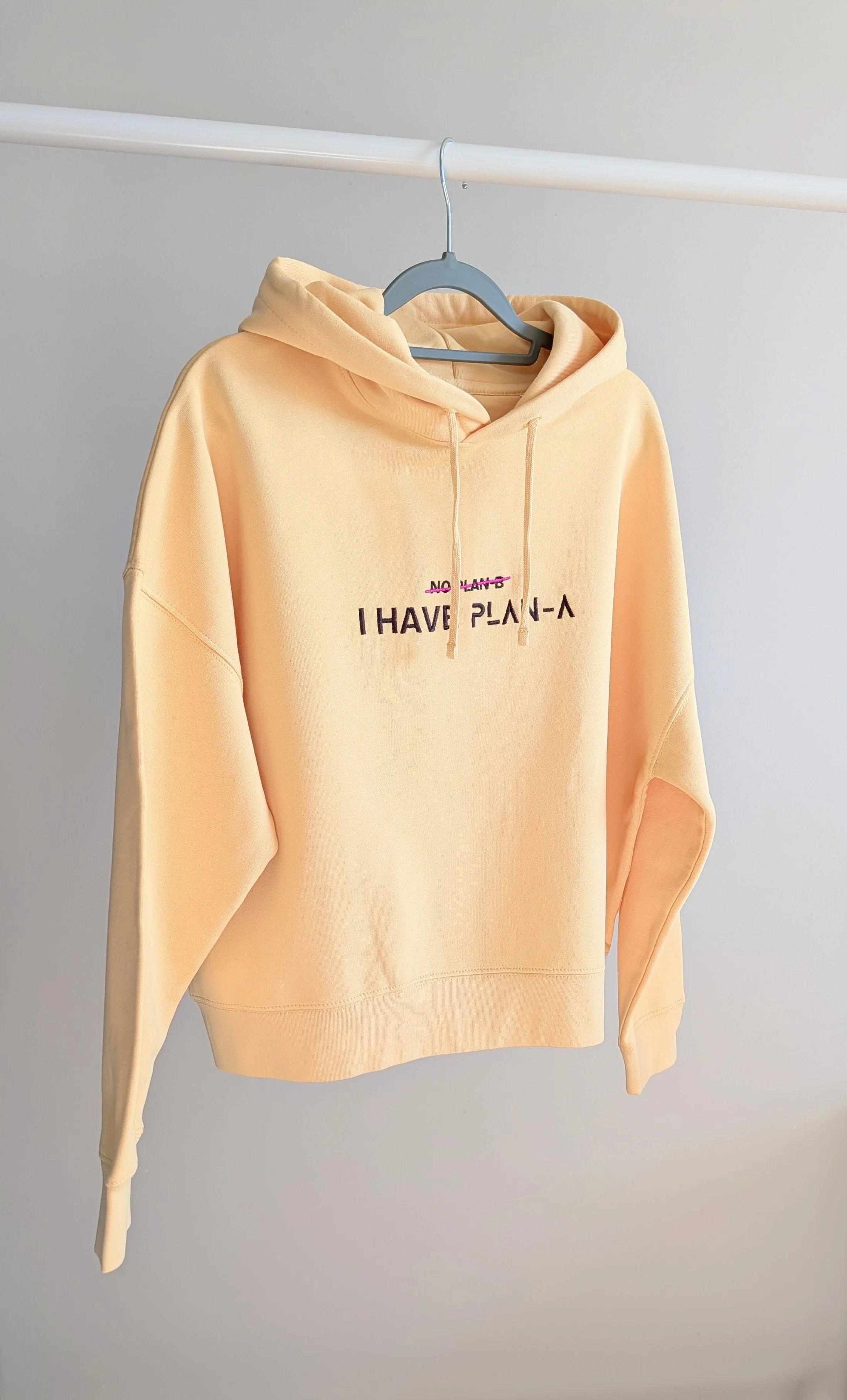 Damska bluza z kapturem PLAN-A Hoodie z haftem I HAVE PLAN-A. Kolory Bubble Pink i Viva Yellow, rozmiary S i M. Miękka bawełna organiczna 300 GSM.