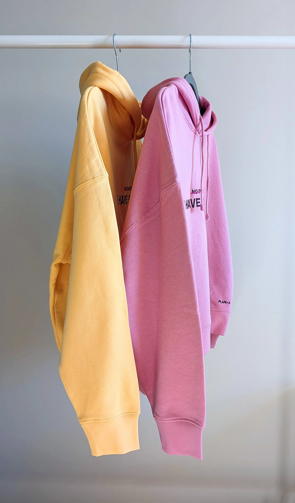 Damska bluza z kapturem PLAN-A Hoodie z haftem I HAVE PLAN-A. Kolory Bubble Pink i Viva Yellow, rozmiary S i M. Miękka bawełna organiczna 300 GSM.