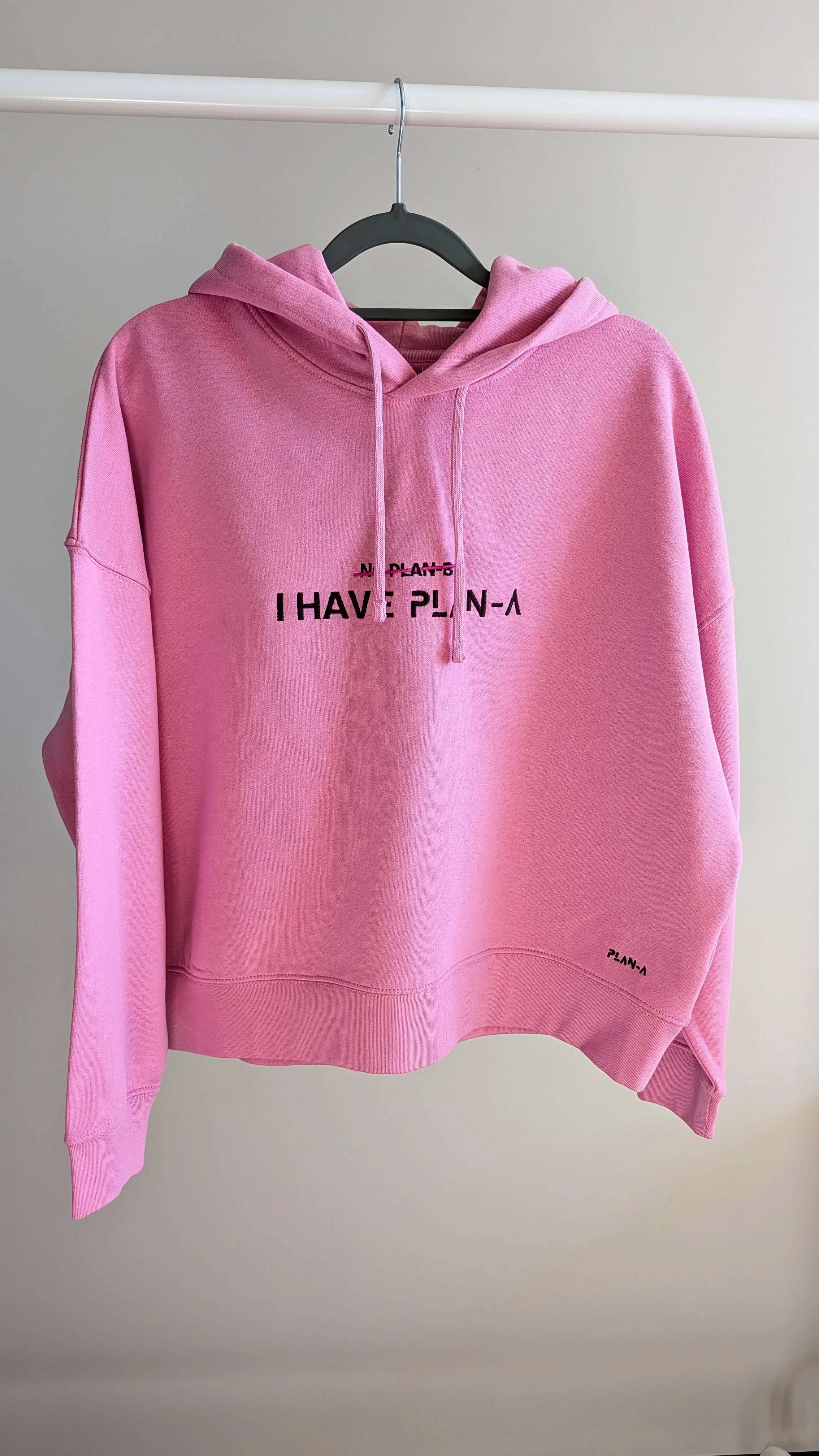 Damska bluza z kapturem PLAN-A Hoodie z haftem I HAVE PLAN-A. Kolory Bubble Pink i Viva Yellow, rozmiary S i M. Miękka bawełna organiczna 300 GSM.
