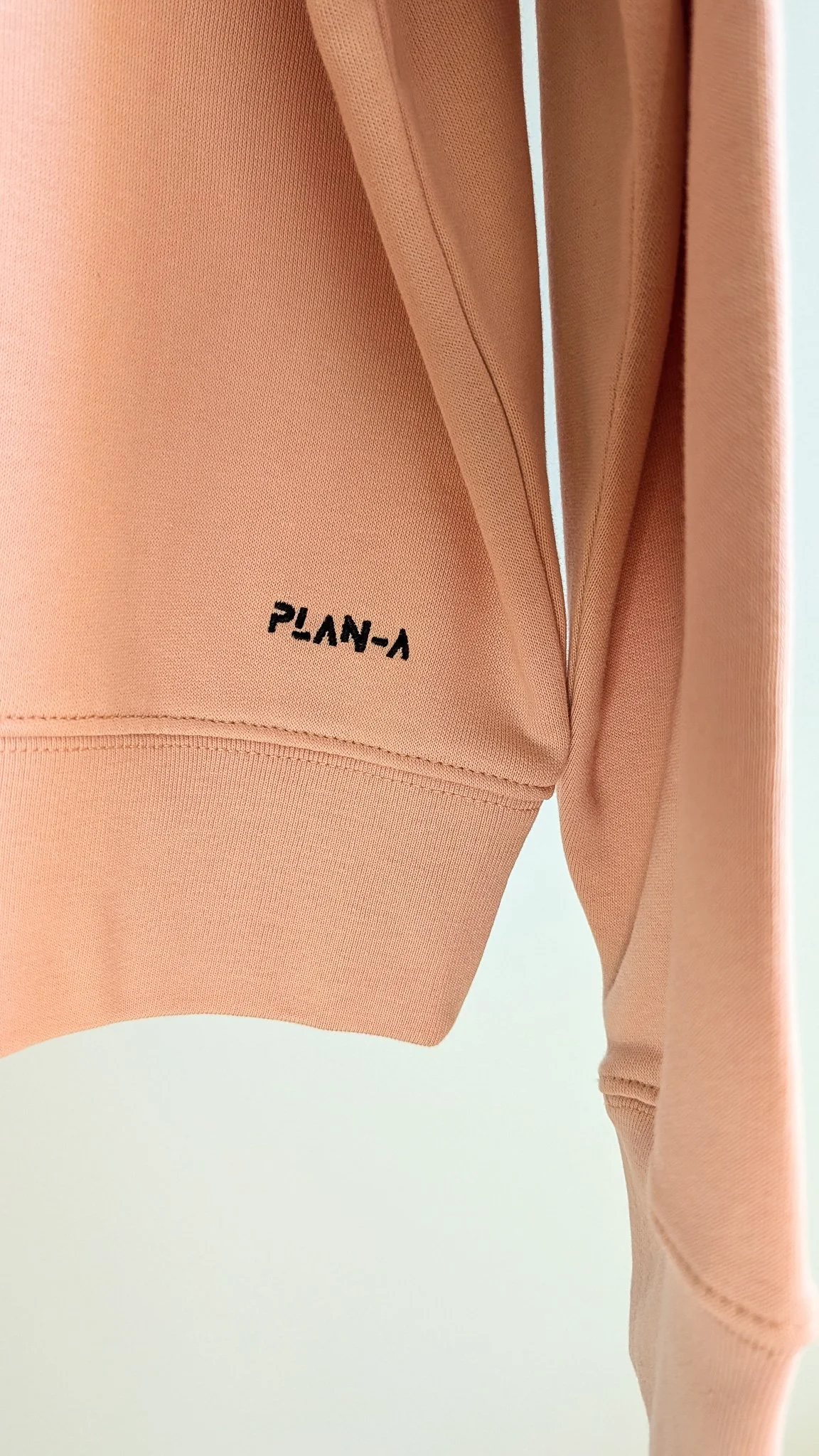 Miękka bluza damska PLAN-A Soft z haftem I HAVE PLAN-A. Dostępna w kolorach Brzoskwinia i Ice Blue oraz rozmiarach S i M. Wygoda na co dzień.