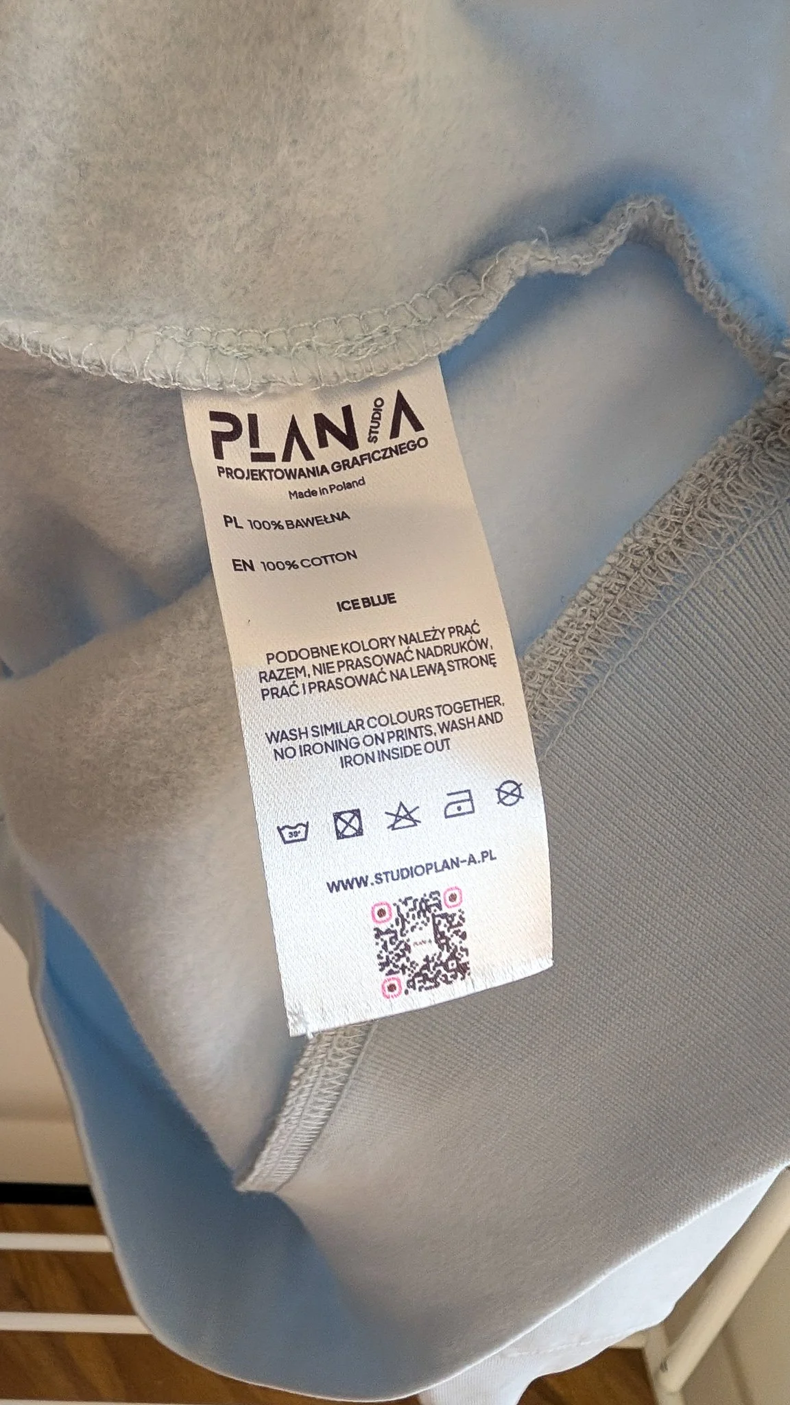 Miękka bluza damska PLAN-A Soft z haftem I HAVE PLAN-A. Dostępna w kolorach Brzoskwinia i Ice Blue oraz rozmiarach S i M. Wygoda na co dzień.
