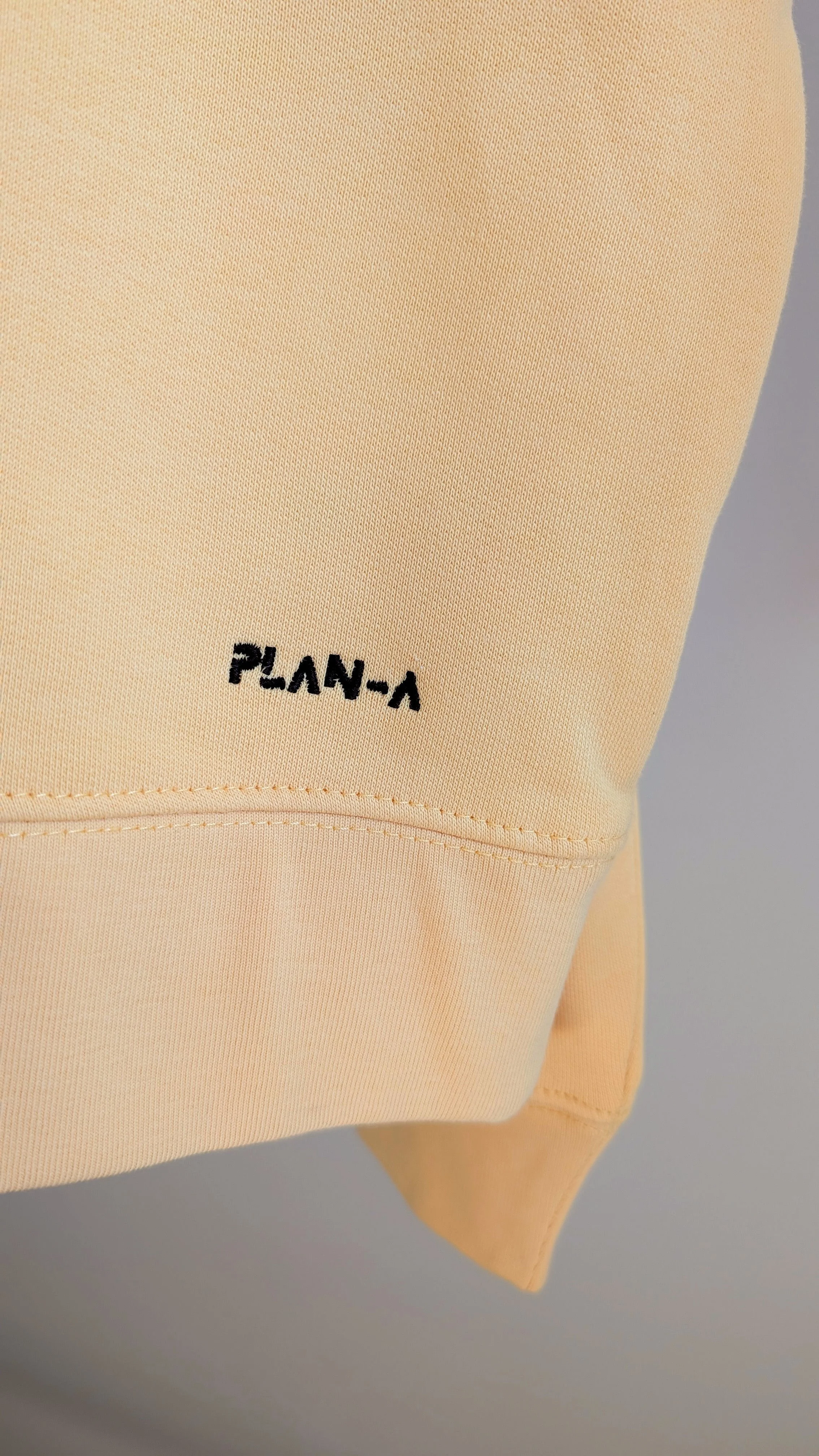 Damska bluza z kapturem PLAN-A Hoodie z haftem I HAVE PLAN-A. Kolory Bubble Pink i Viva Yellow, rozmiary S i M. Miękka bawełna organiczna 300 GSM.