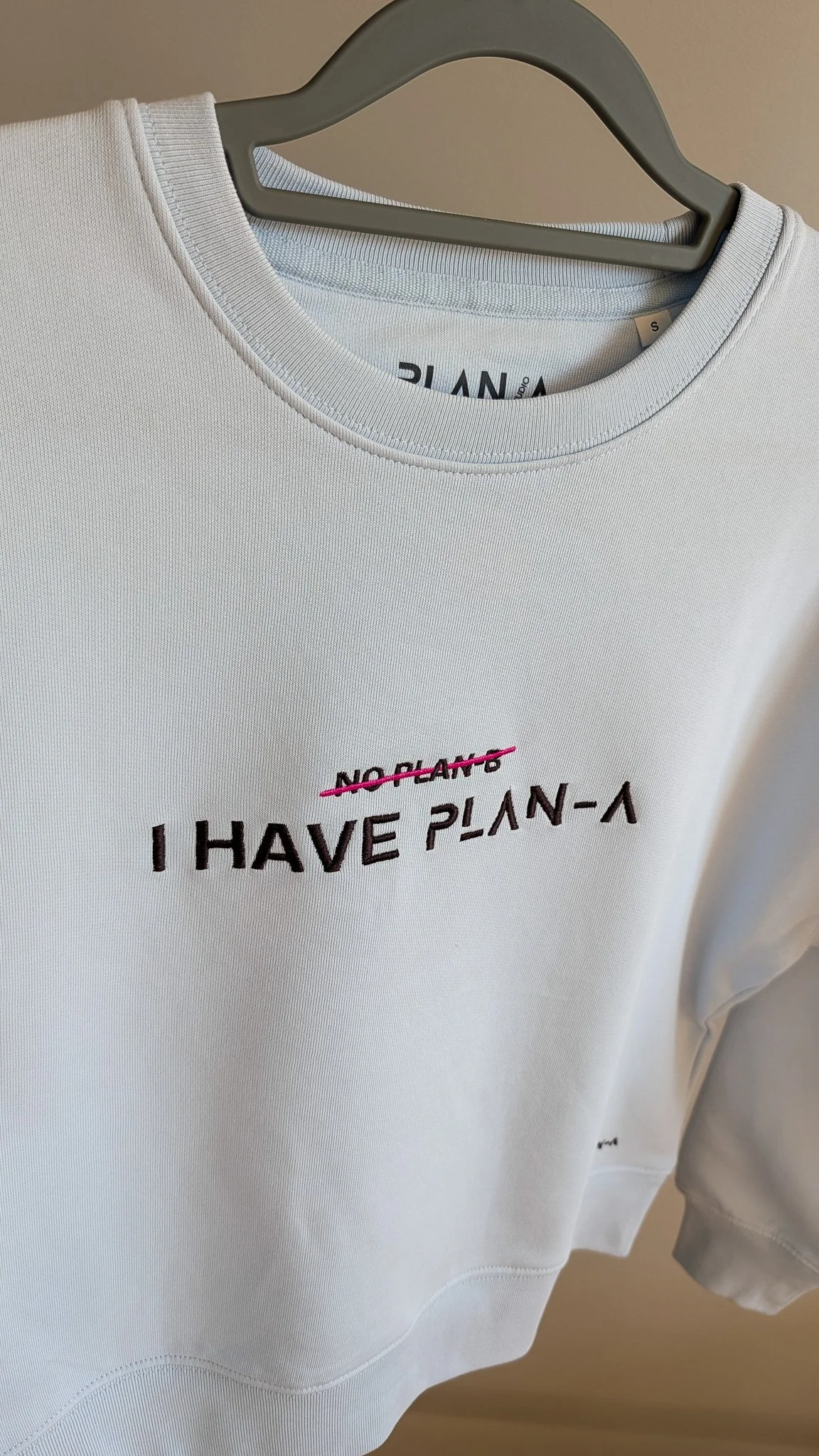 Miękka bluza damska PLAN-A Soft z haftem I HAVE PLAN-A. Dostępna w kolorach Brzoskwinia i Ice Blue oraz rozmiarach S i M. Wygoda na co dzień.