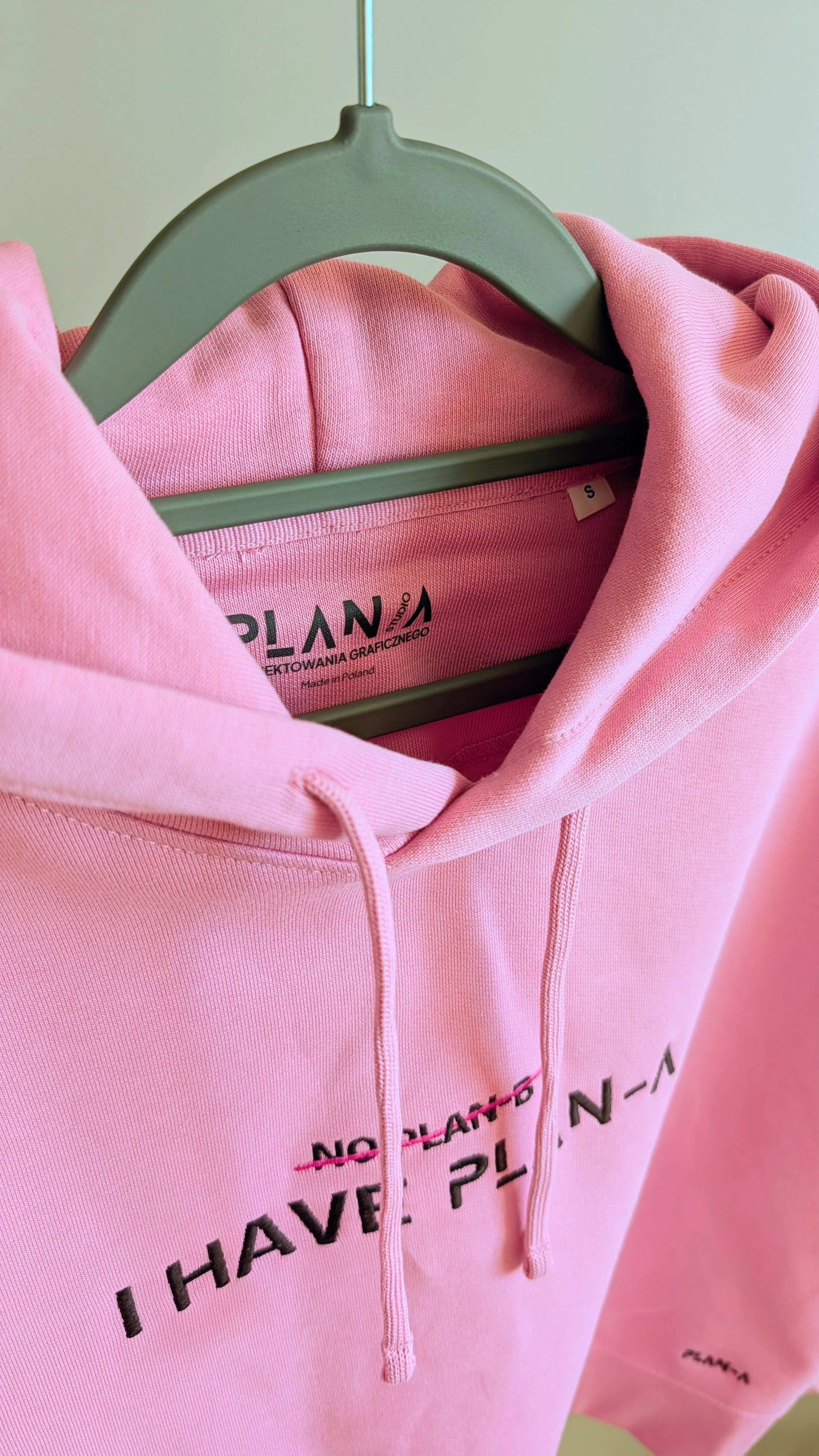 Damska bluza z kapturem PLAN-A Hoodie z haftem I HAVE PLAN-A. Kolory Bubble Pink i Viva Yellow, rozmiary S i M. Miękka bawełna organiczna 300 GSM.