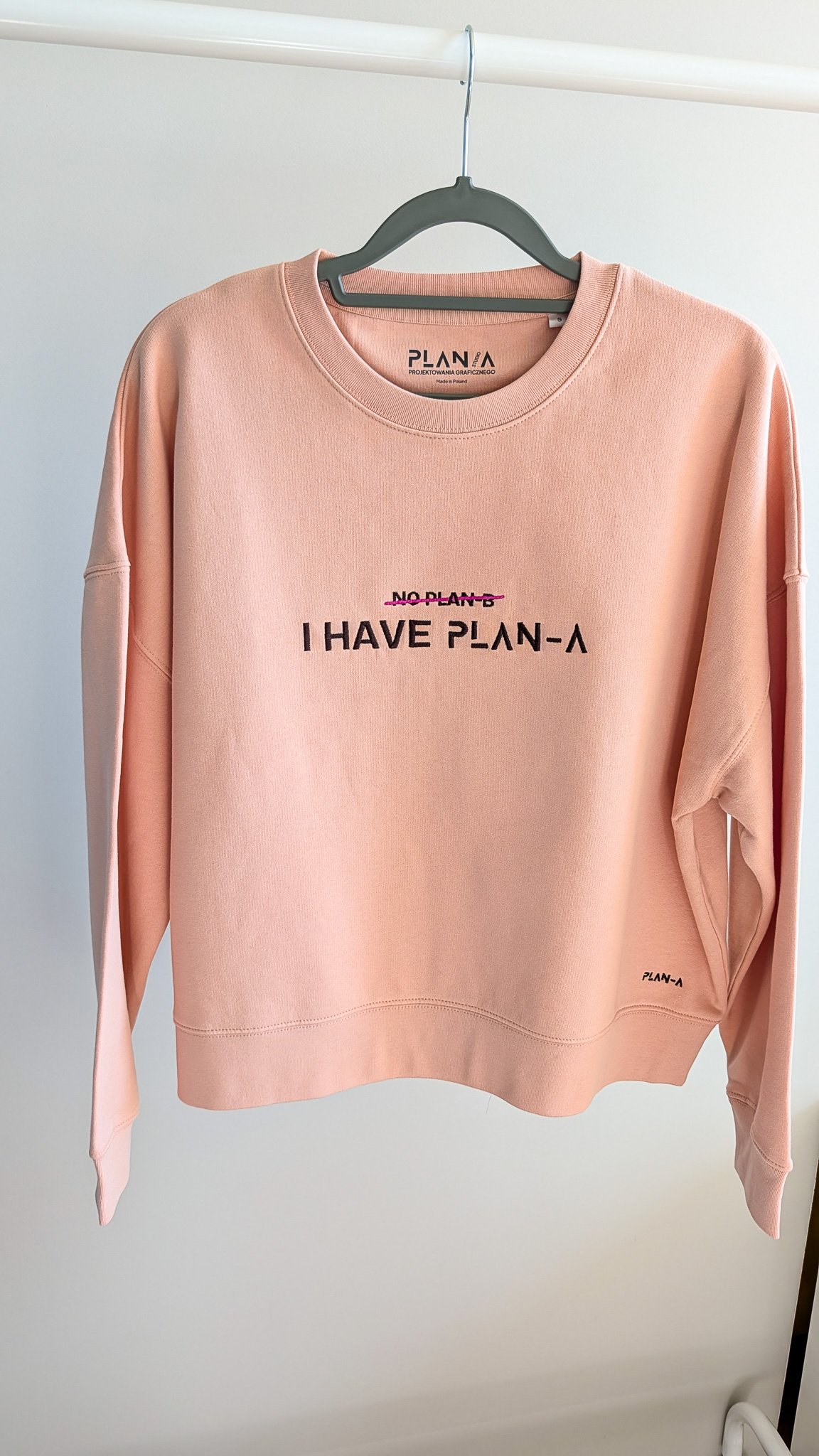 Miękka bluza damska PLAN-A Soft z haftem I HAVE PLAN-A. Dostępna w kolorach Brzoskwinia i Ice Blue oraz rozmiarach S i M. Wygoda na co dzień.