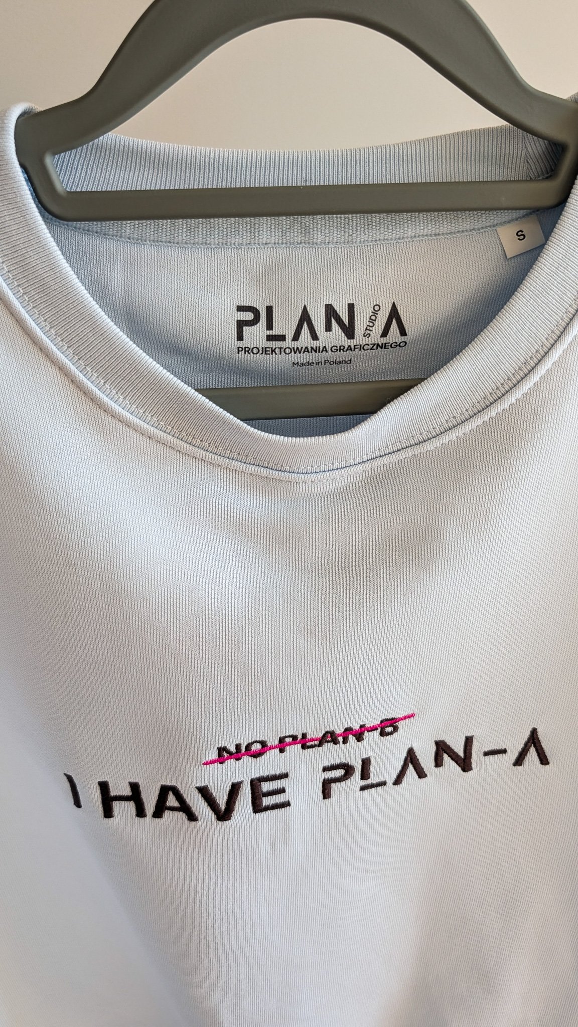 Miękka bluza damska PLAN-A Soft z haftem I HAVE PLAN-A. Dostępna w kolorach Brzoskwinia i Ice Blue oraz rozmiarach S i M. Wygoda na co dzień.