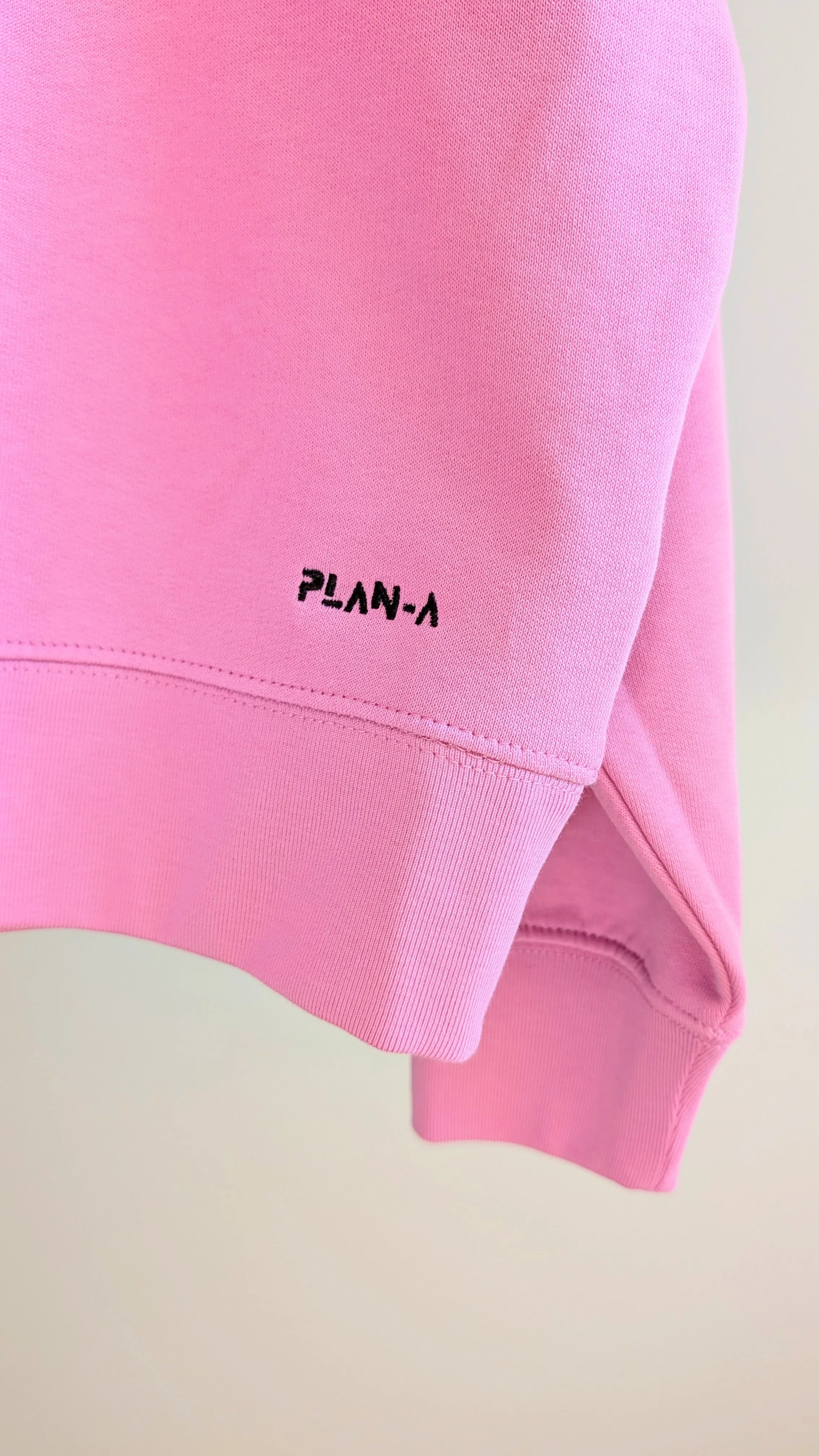 Damska bluza z kapturem PLAN-A Hoodie z haftem I HAVE PLAN-A. Kolory Bubble Pink i Viva Yellow, rozmiary S i M. Miękka bawełna organiczna 300 GSM.