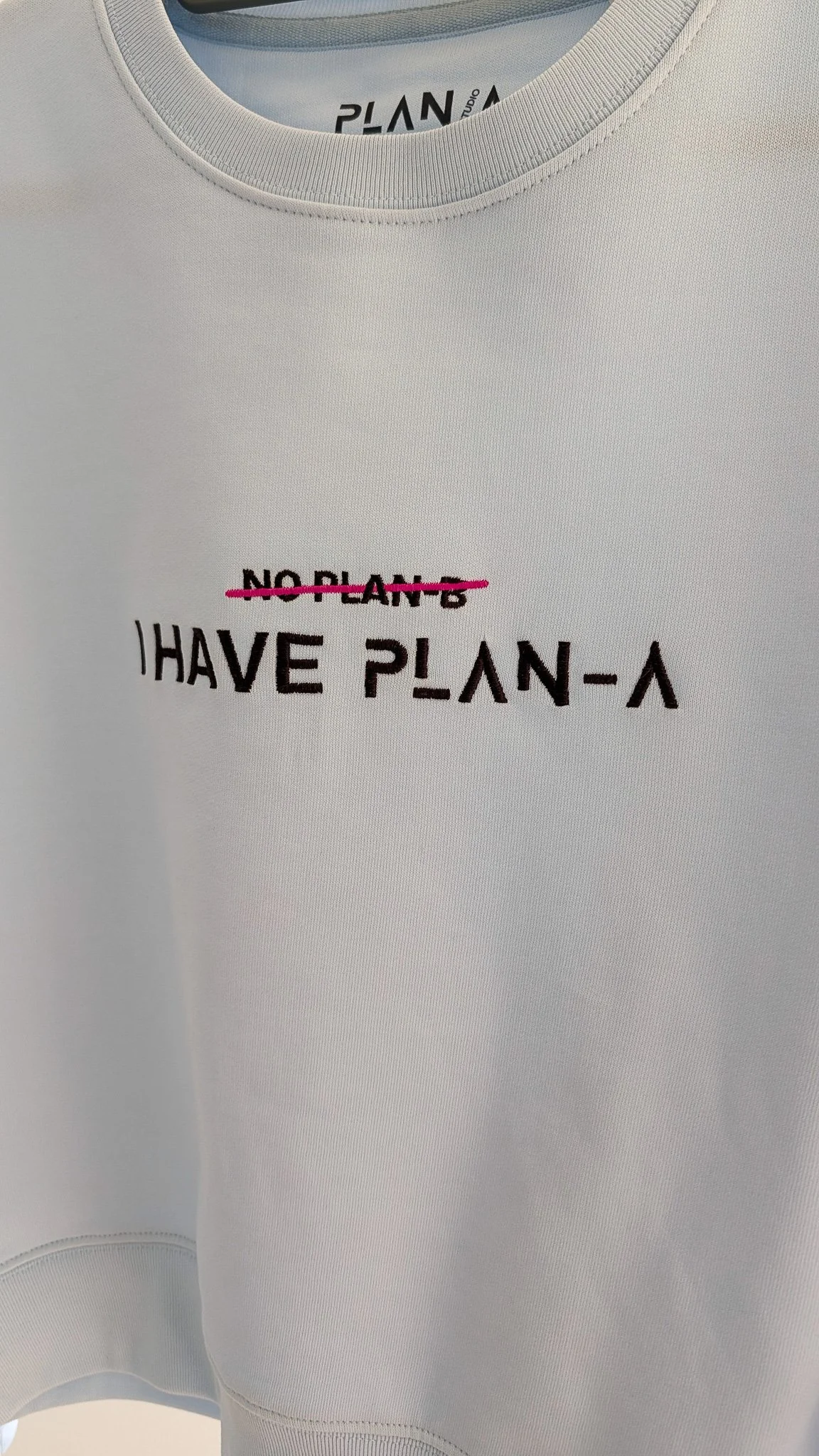 Miękka bluza damska PLAN-A Soft z haftem I HAVE PLAN-A. Dostępna w kolorach Brzoskwinia i Ice Blue oraz rozmiarach S i M. Wygoda na co dzień.