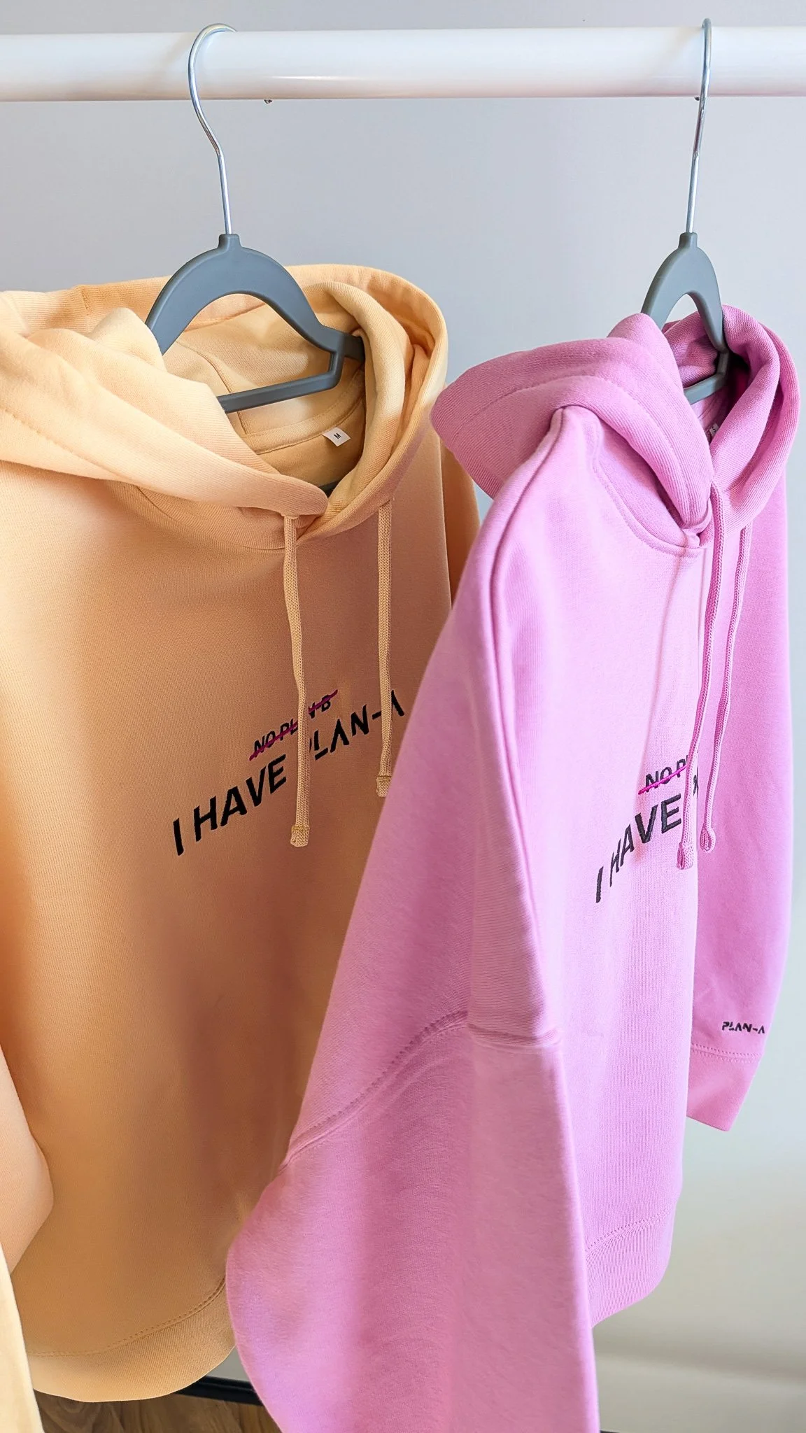 Damska bluza z kapturem PLAN-A Hoodie z haftem I HAVE PLAN-A. Kolory Bubble Pink i Viva Yellow, rozmiary S i M. Miękka bawełna organiczna 300 GSM.