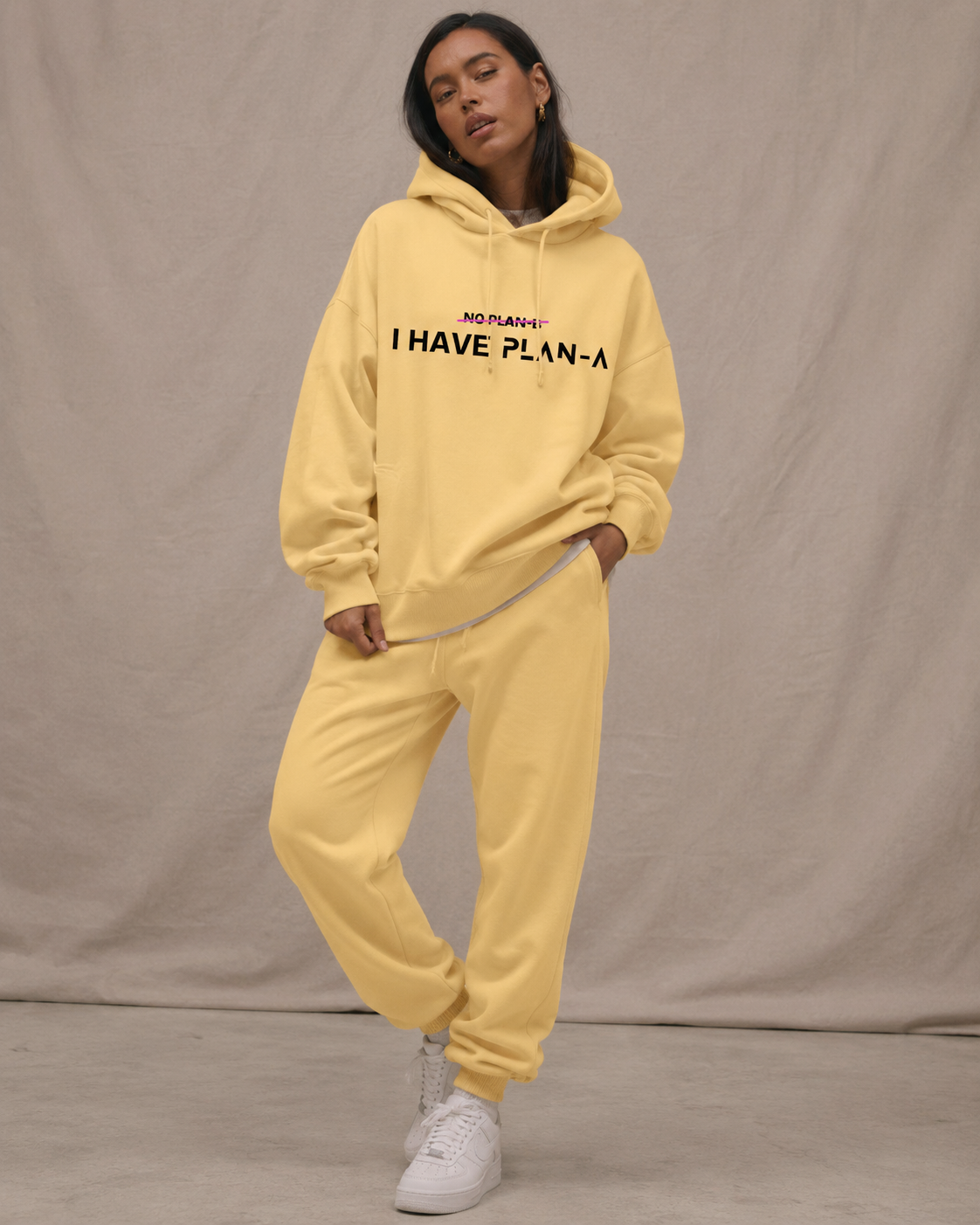 Damska bluza z kapturem PLAN-A Hoodie z haftem I HAVE PLAN-A. Kolory Bubble Pink i Viva Yellow, rozmiary S i M. Miękka bawełna organiczna 300 GSM.