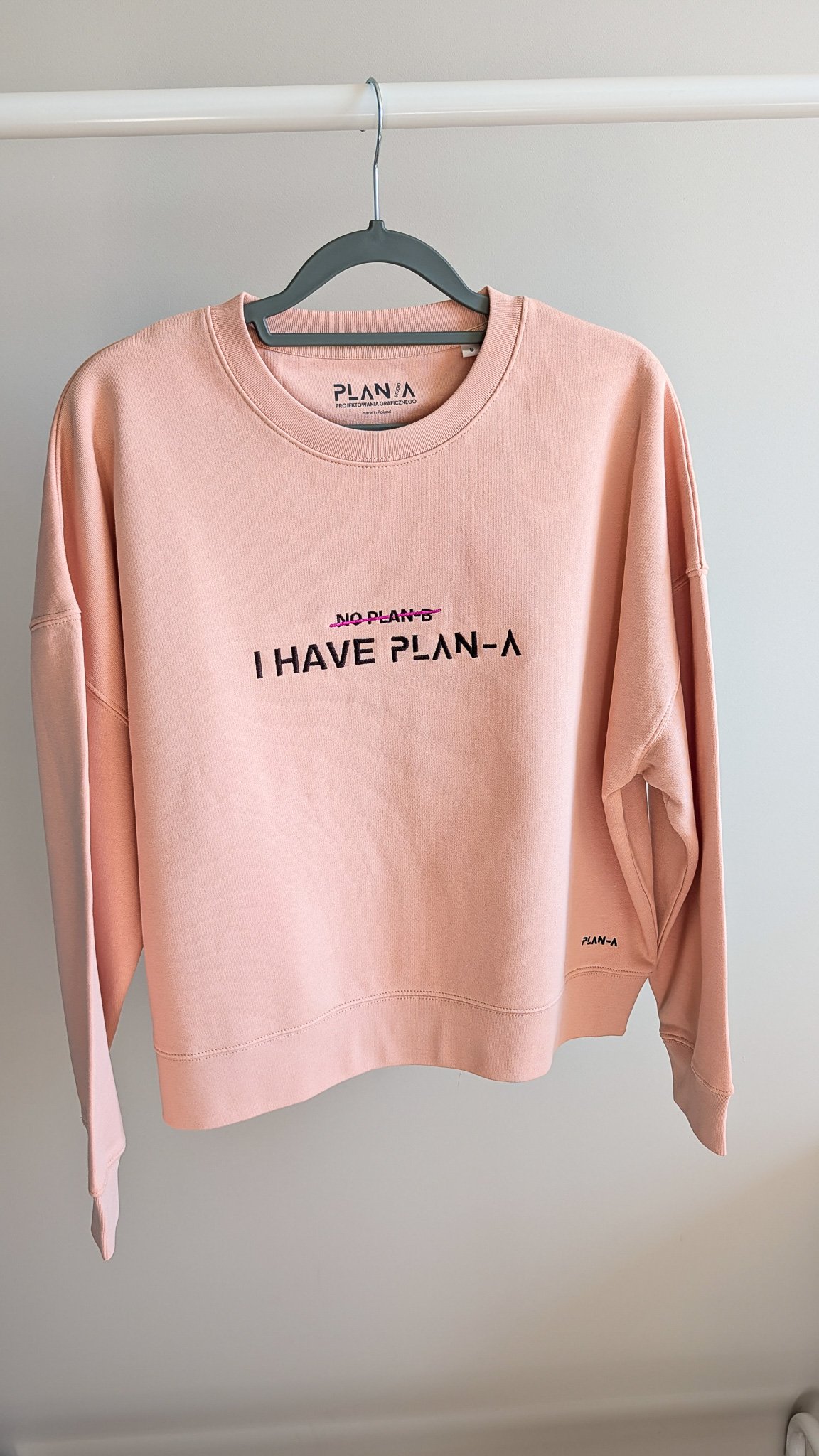 Miękka bluza damska PLAN-A Soft z haftem I HAVE PLAN-A. Dostępna w kolorach Brzoskwinia i Ice Blue oraz rozmiarach S i M. Wygoda na co dzień.