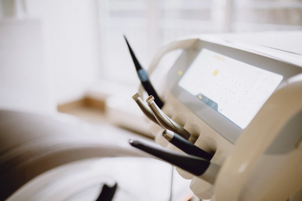 Weiße Flecken auf den Zähnen: Ursachen, Risiken und moderne Lösungen wie ICON bei dentique München