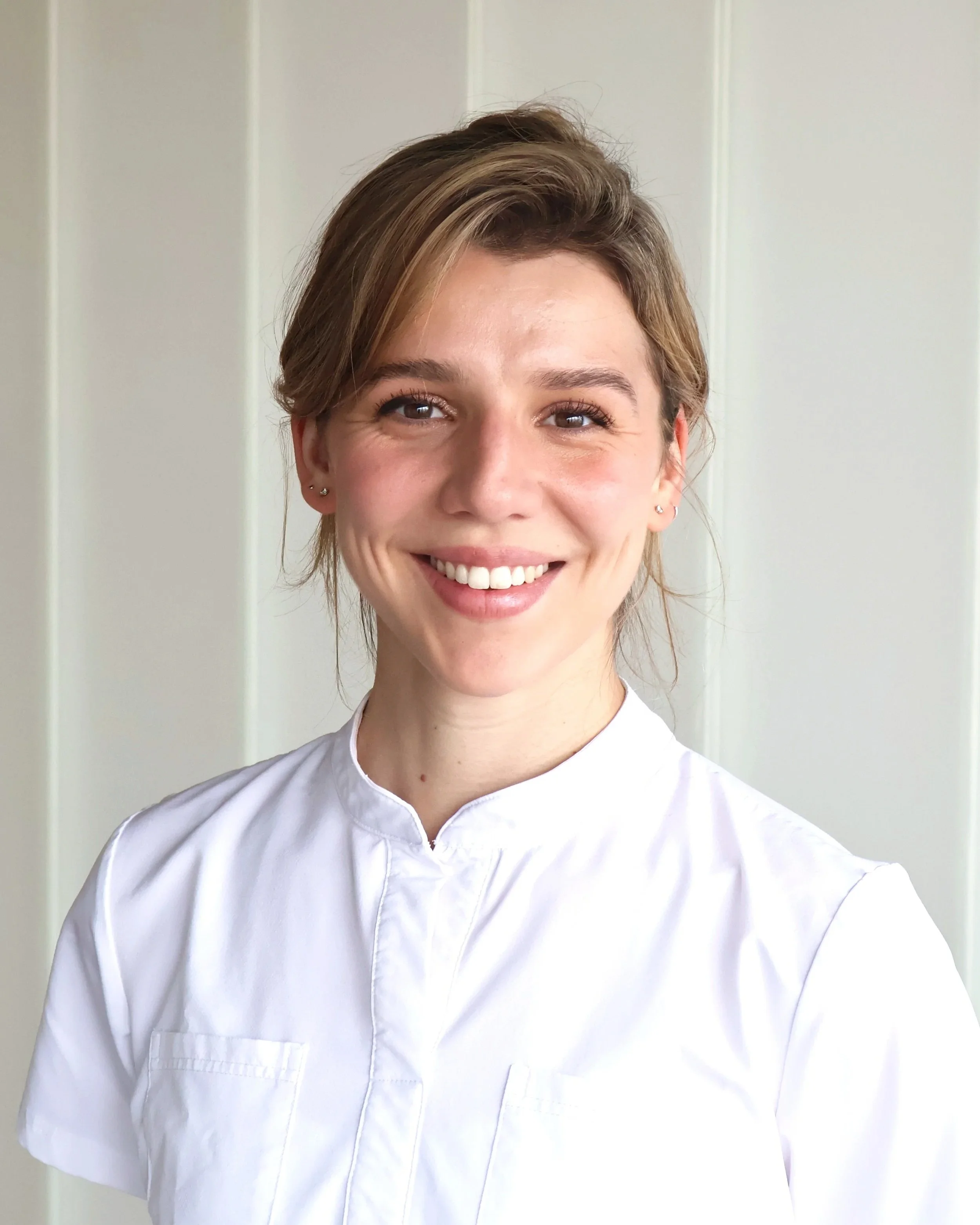 Portrait von Dr. Johanna Thomé, Zahnärztin - spezialisiert auf handwerkliche Präzision in München