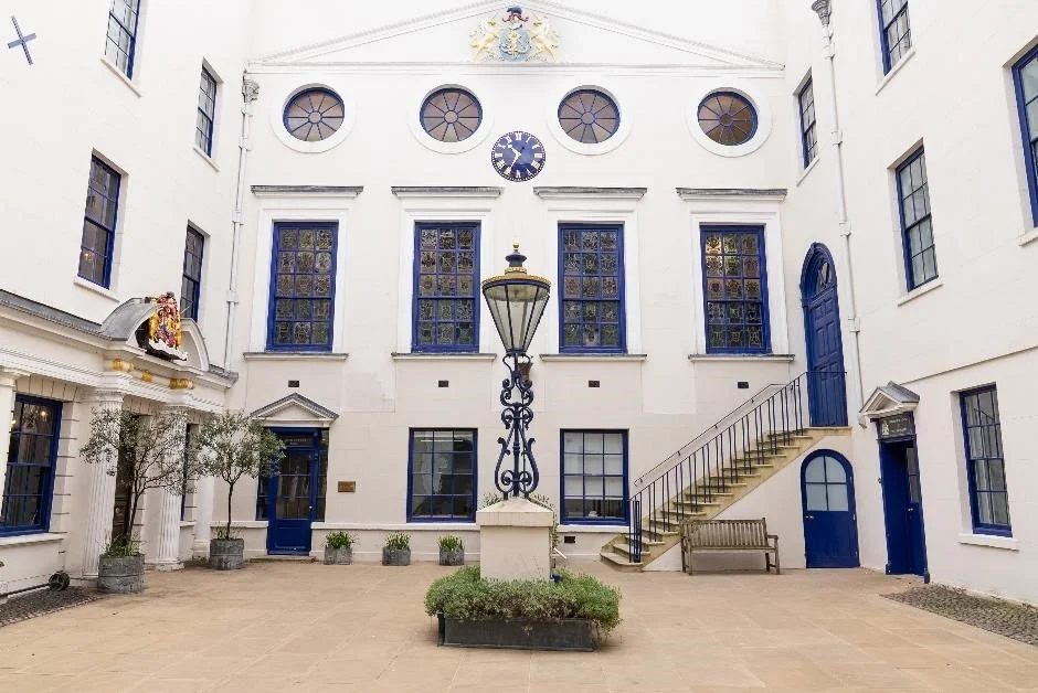 Courtyard Garden in daylight showing the stylish lamp in the middle of the courtyard