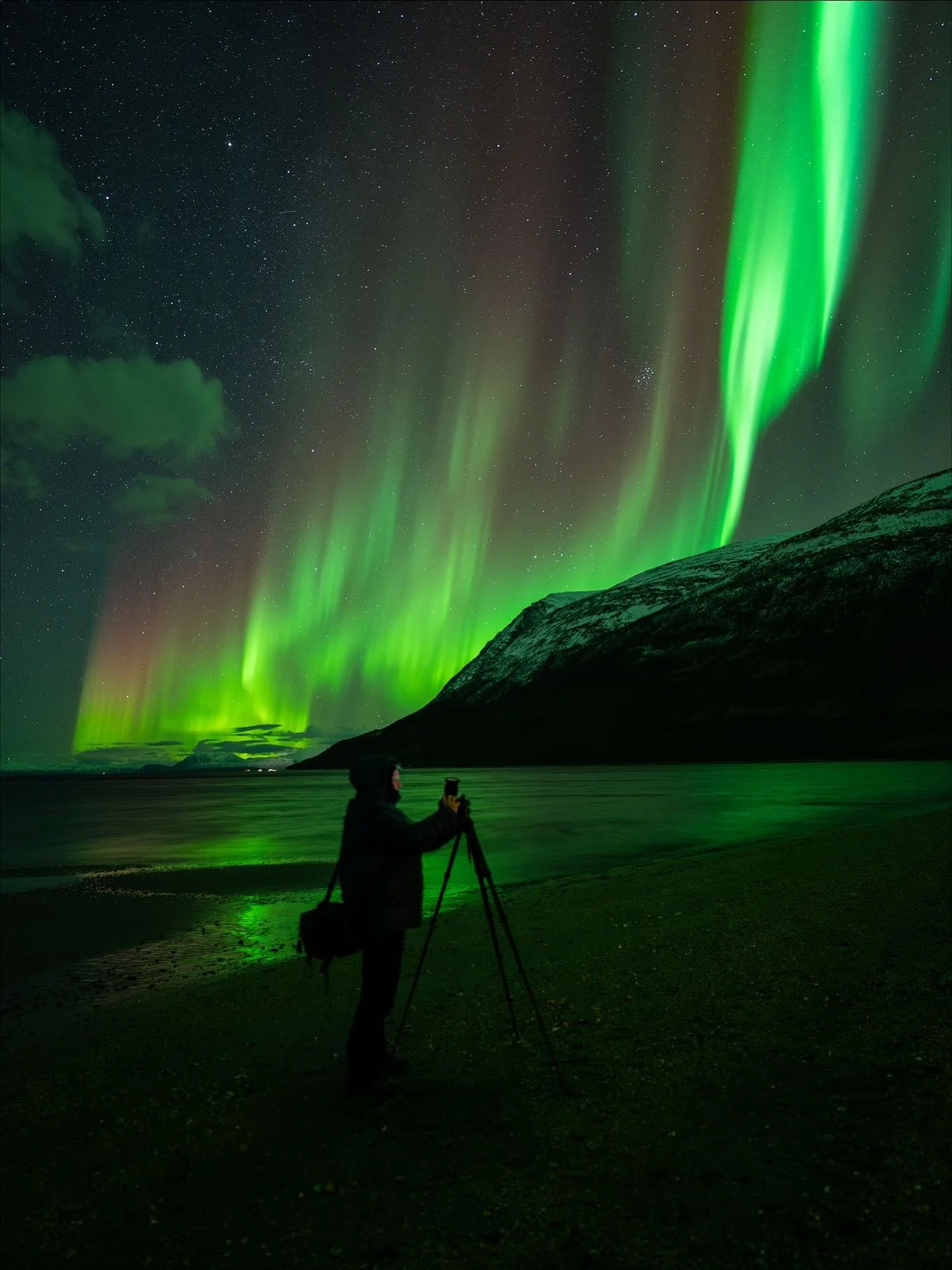 27th October 💚. The night that kept on giving!!. We ventured north for this tour and set up camp on an open beach with a near unobstructed view in all directions. 
With the aurora making her appearance as soon as we arrived and continuing for the du