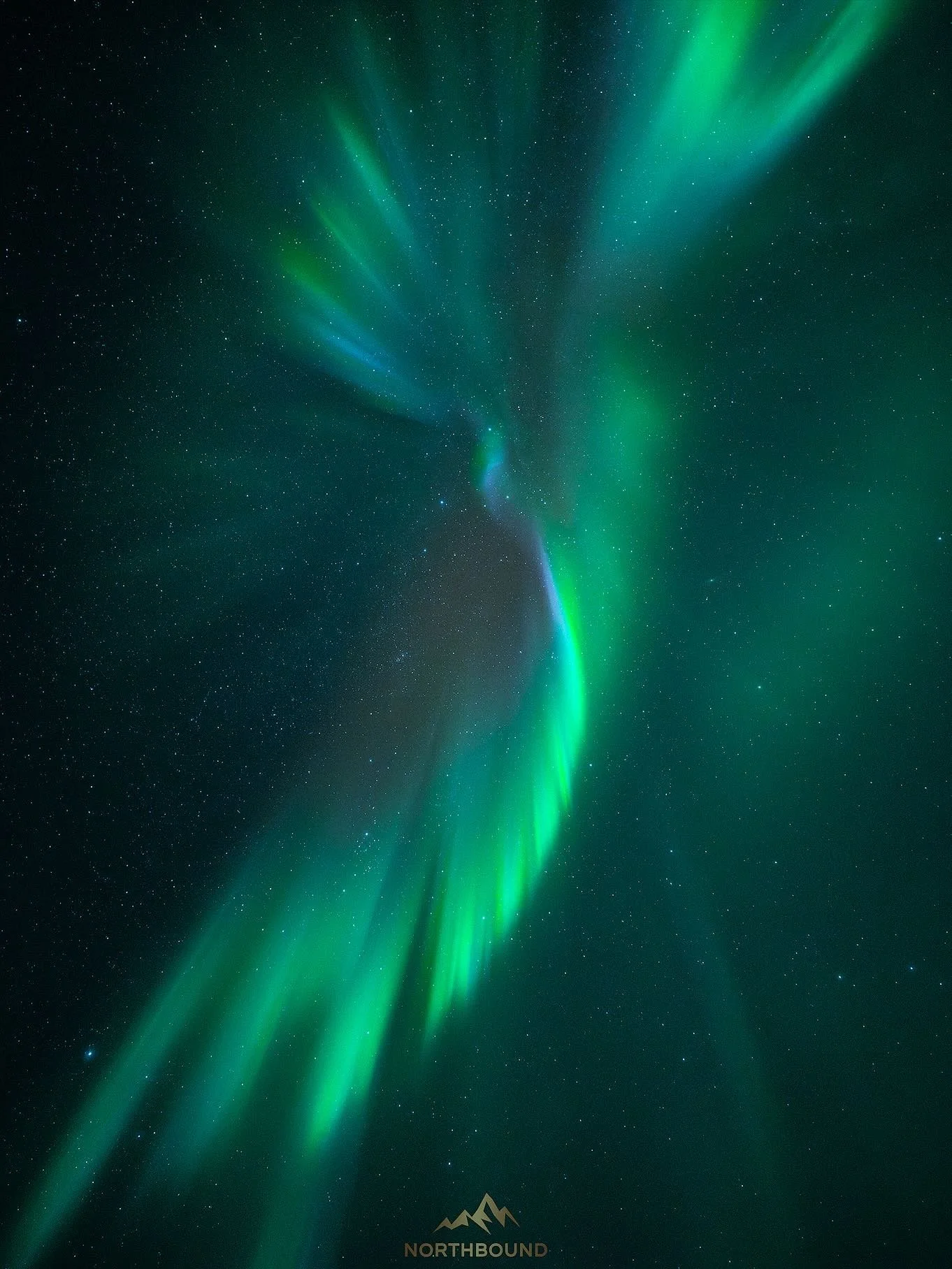 29th October 💚. You always have a pretty good idea on how the night is going to unfold when you have aurora dancing in the sky during the pick up of the guests. So with the show starting above we headed to a fjord roughly an hour outside from Troms&