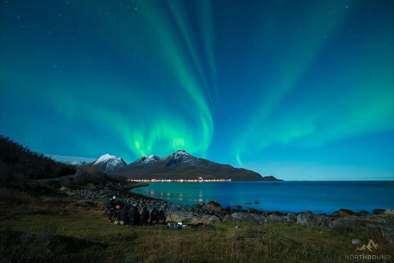 3rd November 💚. Another ideal location to sit back, relax and take in the beauty of what northern Norway has to offer. 
Sitting around a campfire with the sound of the calm ocean lapping on the shoreline while lady aurora shapes her way across the s