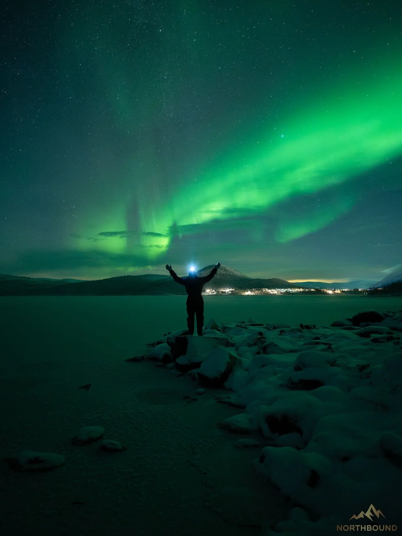 18th November 💚. We ventured inland for this
tour chasing clearer skies, during our journey we stopped halfway through the valley that leads up to Finland for a weather check and found the sky a lot better than forecast so we set up camp.
Unfortunat