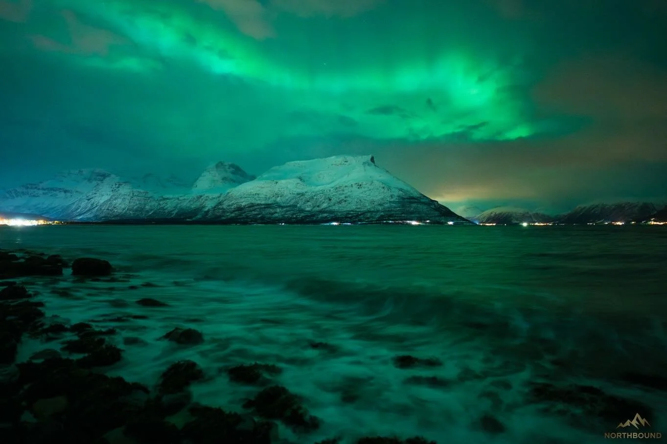 22nd December 💚. Another night spent on the
edge of the fjord with the Lyngen Alps as the perfect backdrop.
Despite the haze, the aurora shone bright and shone through allowing our guests an enjoyable evening experiencing everything we love about be