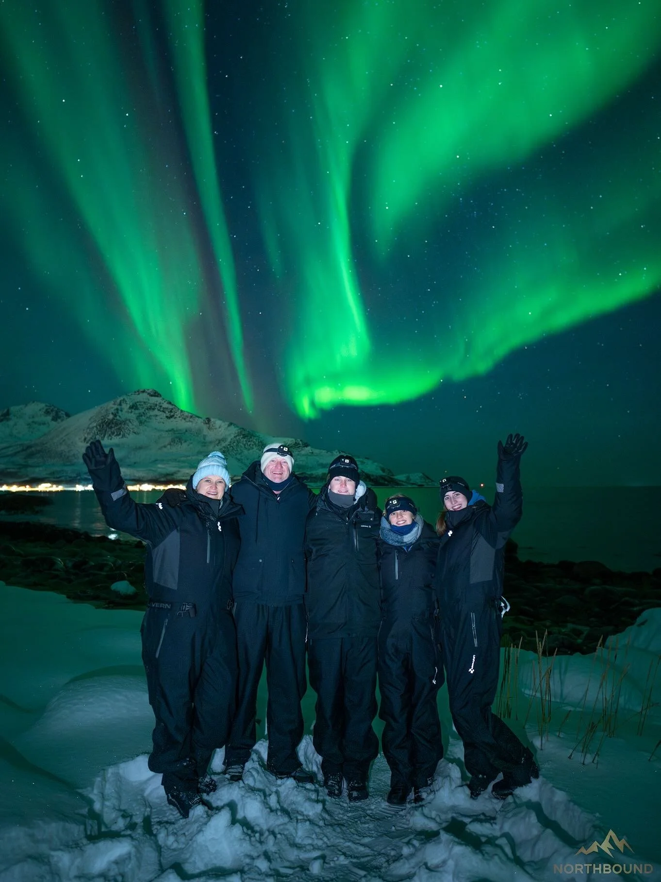 7th January 💚. We were blessed with another
crystal clear sky so we chose to revisit the same seaside location as the previous tour but this time around space weather conditions were much more on our side.

Our guests were on the receiving end of a 