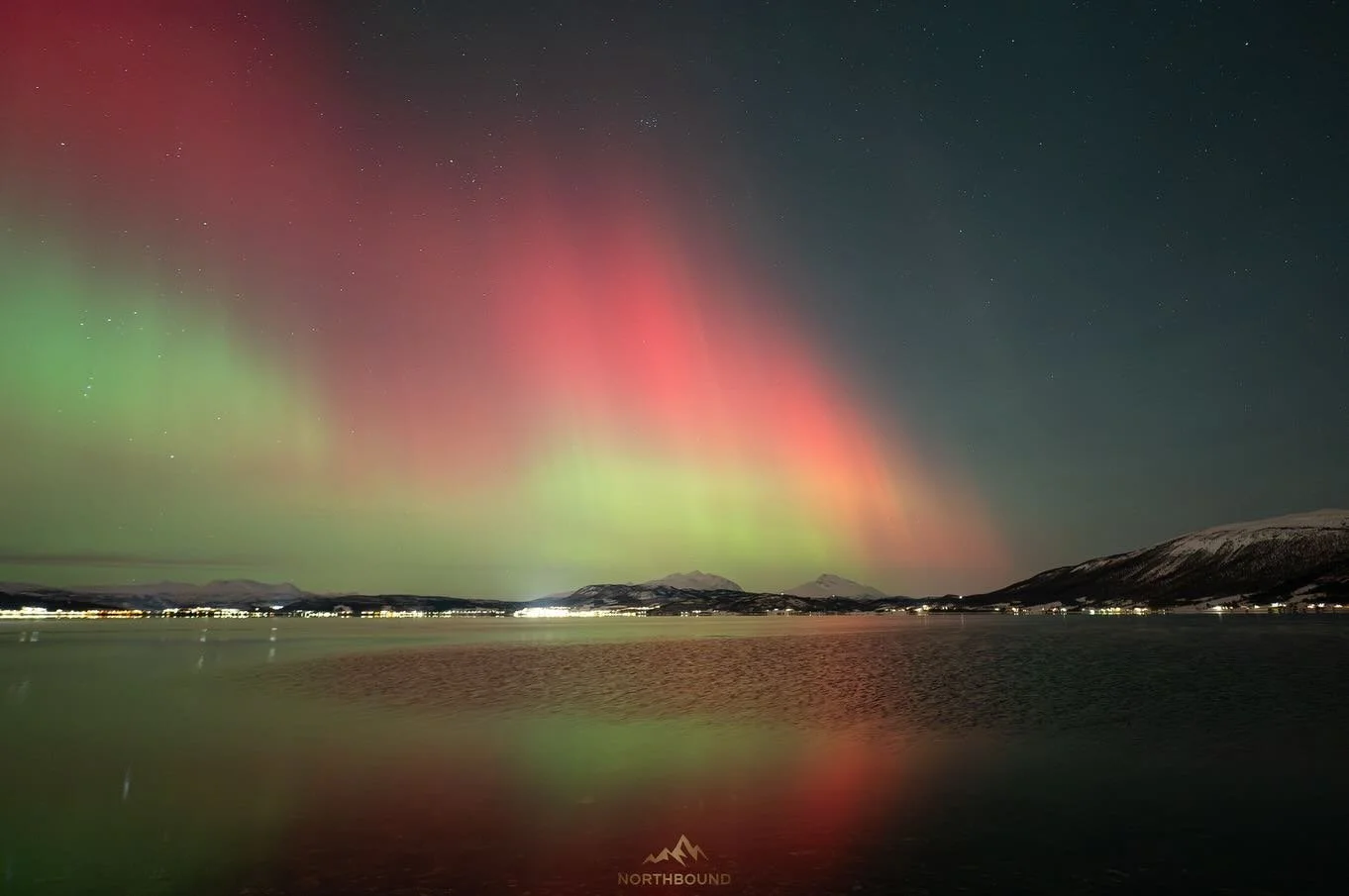 19th January 💚❤️. The night that one of the strongest solar storms in the last 20 years hit earth, a night full of colour with the most vivid red we&rsquo;ve ever seen&hellip;.mind blown!! 🤯

https://www.northbound.no/tours

#auroraborealis #aurora