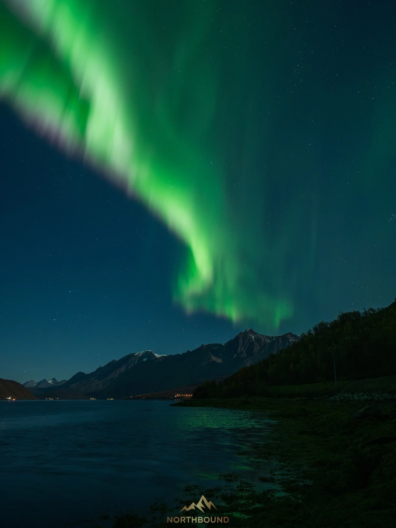 25th September 💚

Beautiful conditions in Laksvat, just south of Tromso for this tour...near crystal clear skies and a dancing aurora made for a great night out!

https://www.northbound.no/northern-lights-adventure

#auroratour #northernlightstroms&
