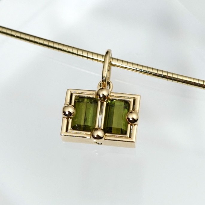 Round Omega Chain