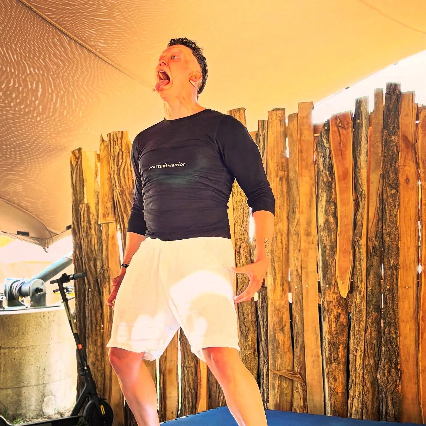The warcry I do at my workshops is such a simple practice.
Yet it goes so incredibly deep.
We‘re building up the energy together throughout the whole workshop.
From bottom to top.
Grounding ourselves.
Feeling our body.
Embracing our sexual en