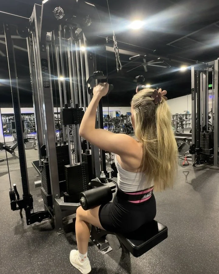 Pumpkin Szn 🎃🤎🍂

I needed a change from making reels 🤣 nothing fancy, the angles aren&rsquo;t great but I found a good song 🤭

Swipe, save &amp; try for your next workout! 

4 sets 8-12 &bull;increased weight eqch set 🫡&bull; 💜 Lat Pulldown
💜