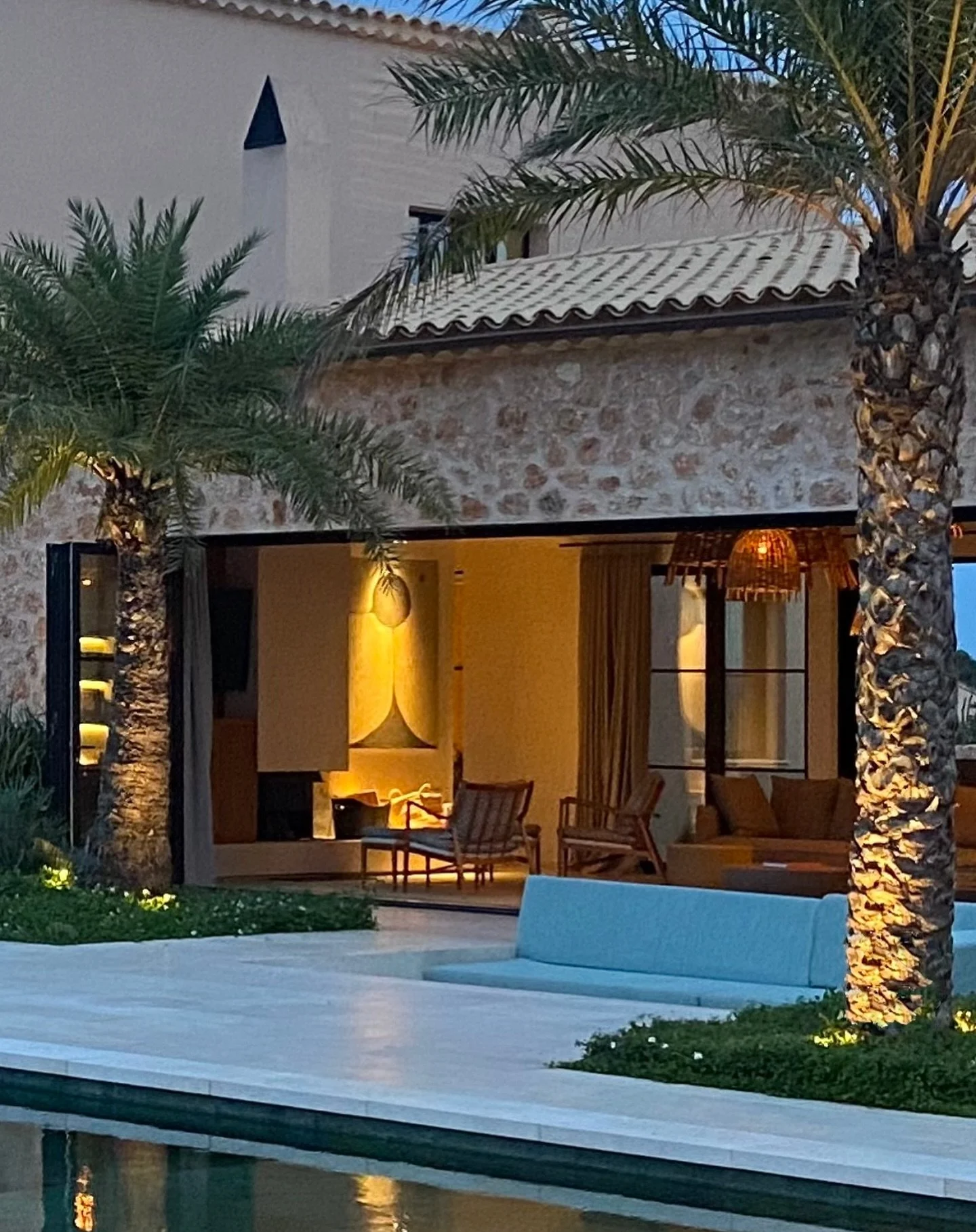 This beautiful painting and ceramic sculpture by @jaumeroig_artwork perfectly balances a quiet visual conversation between indoor and outdoor. Jaume Roig is a very talented, native Mallorqu&iacute;n painter and ceramicist. His work uniquely bridges t