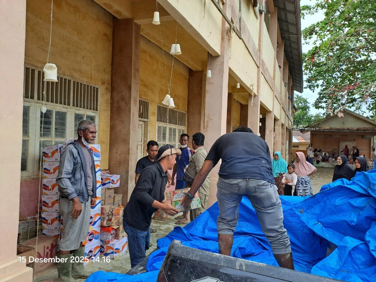Distributing logistic and supplies to shelters in Aceh Tamiang_2.jpeg