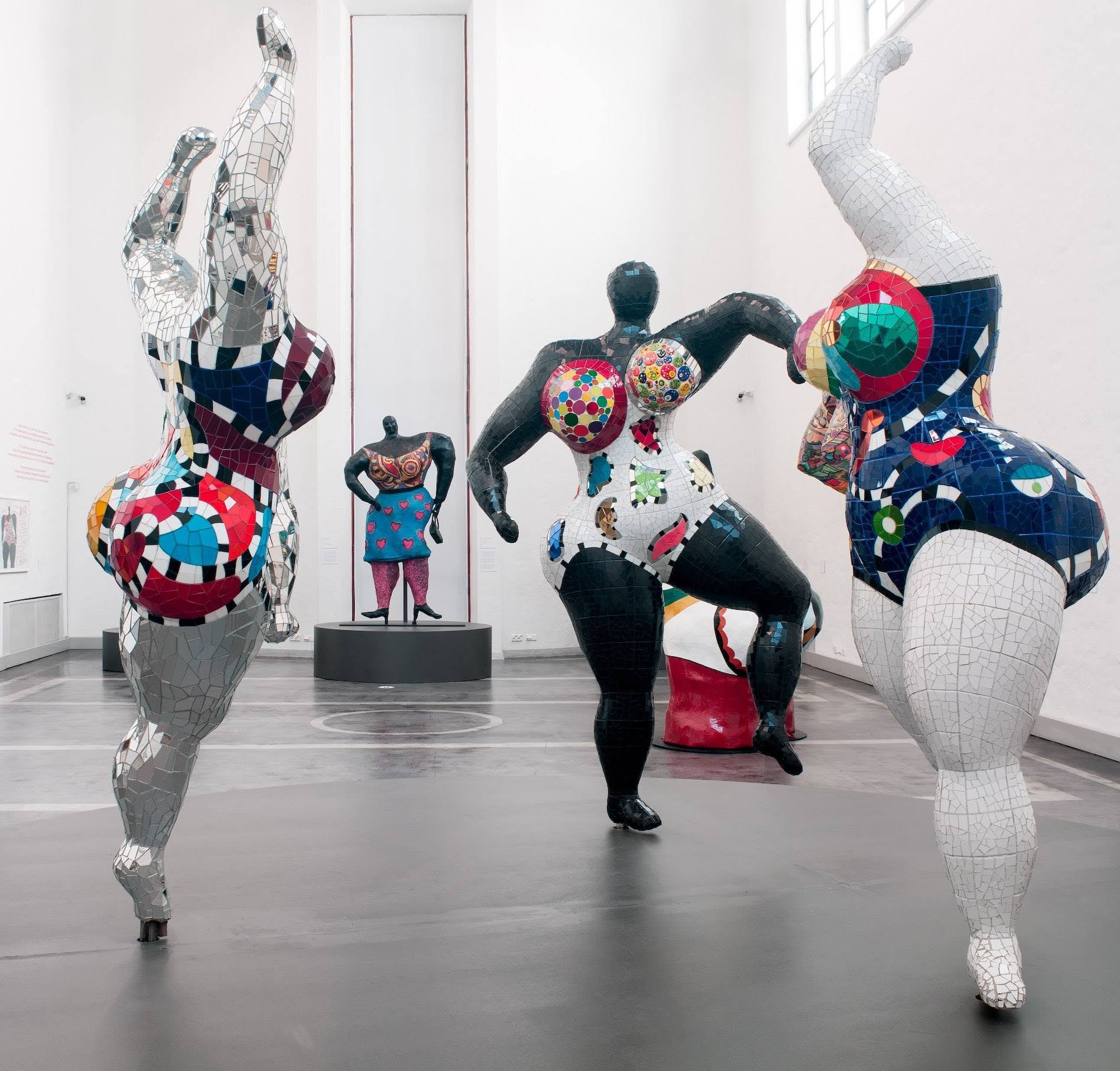 Niki de Saint Phalle exhibition at Kunsthalle Helsinki, picuring dancing Nanas, curator Satu Metsola