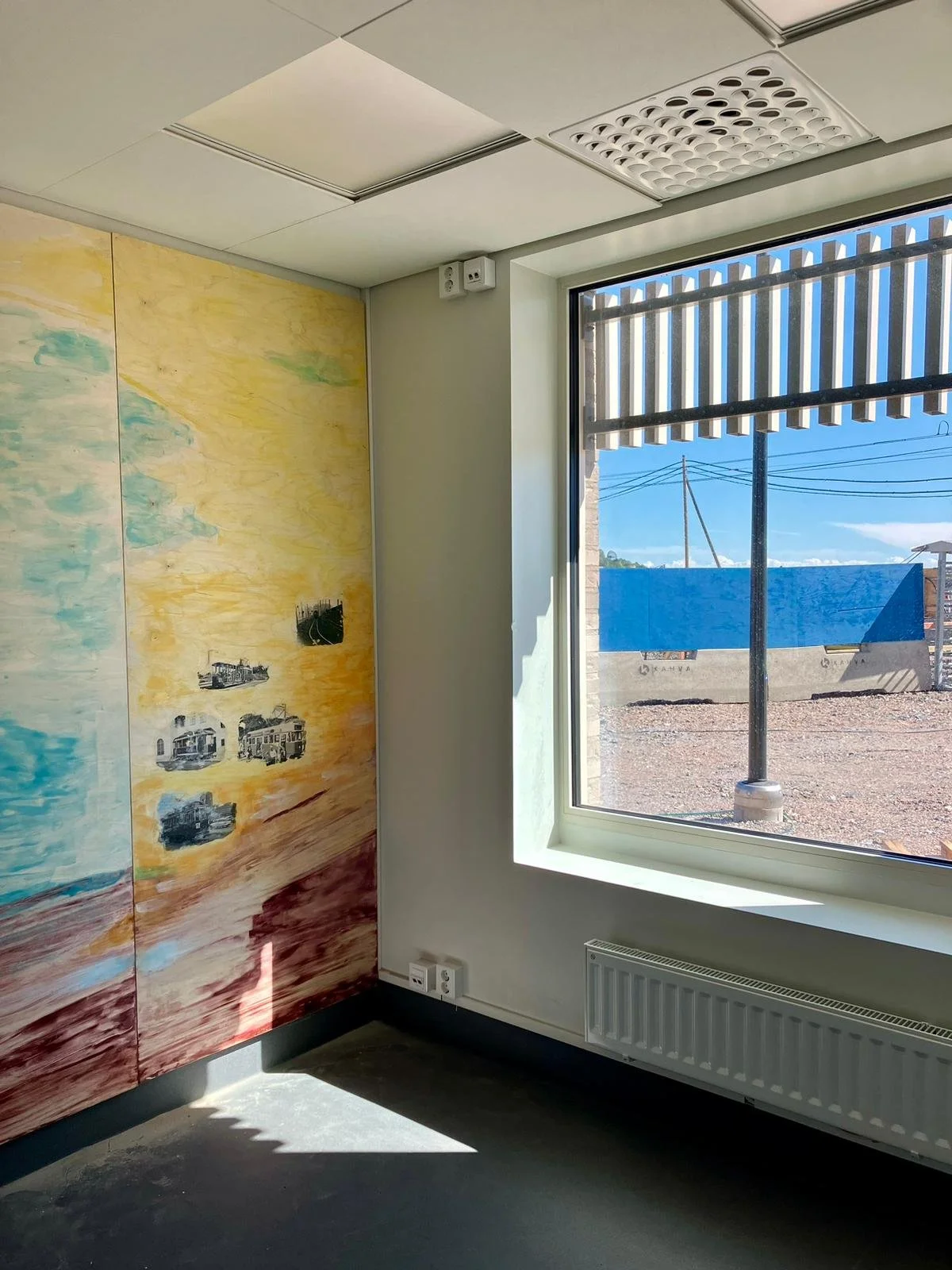 2024 ”Sporanta”. Wall painting commission, Sähkönsyöttöaseman taukotila, Kalasatama, Helsinki. Working group: Eliisa Isoniemi, Marja Liimatainen, Nagashila, Satu Metsola, Minna Pyykölä, Raita Salminen, Vaula Valpola.