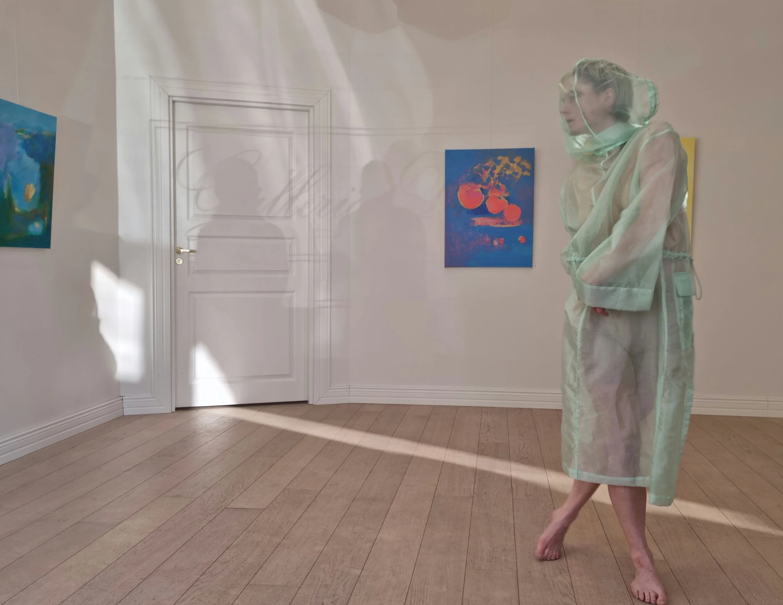 Contemporary dance performance FOOTNOTES #3. Coreographer Favela Vera Ortiz, dancer Laura Lehtinen, artworks Satu Metsola at Galleria Dromig in Helsinki. March 2025.