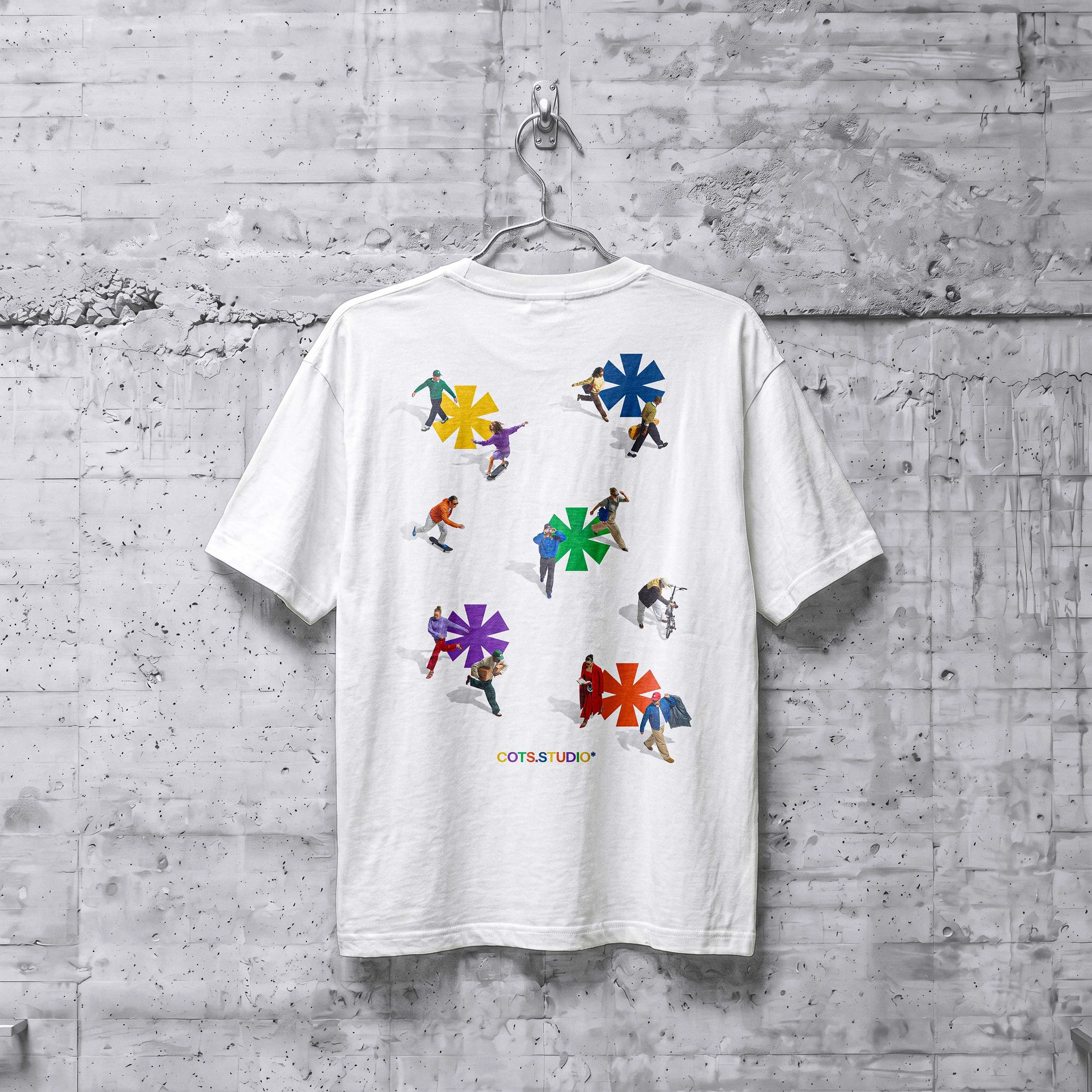 EVERYONE TEE COTS.STUDIO bianca, vista posteriore con figure e asterischi multicolore