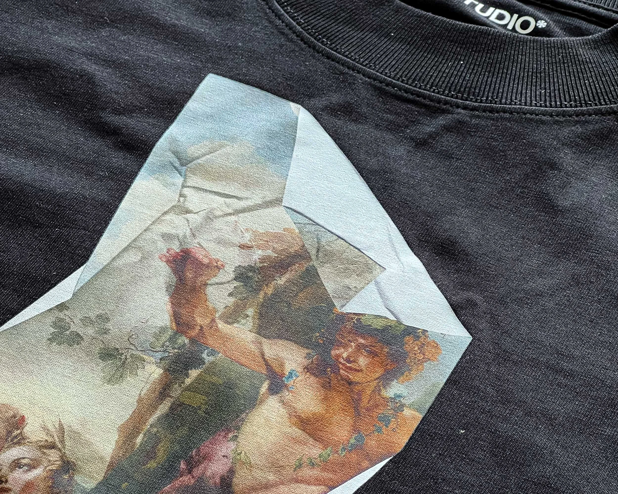 Dettaglio della grafica frontale della BACCO & ARIANNA TEE con reinterpretazione di Bacco e Arianna di Tiepolo