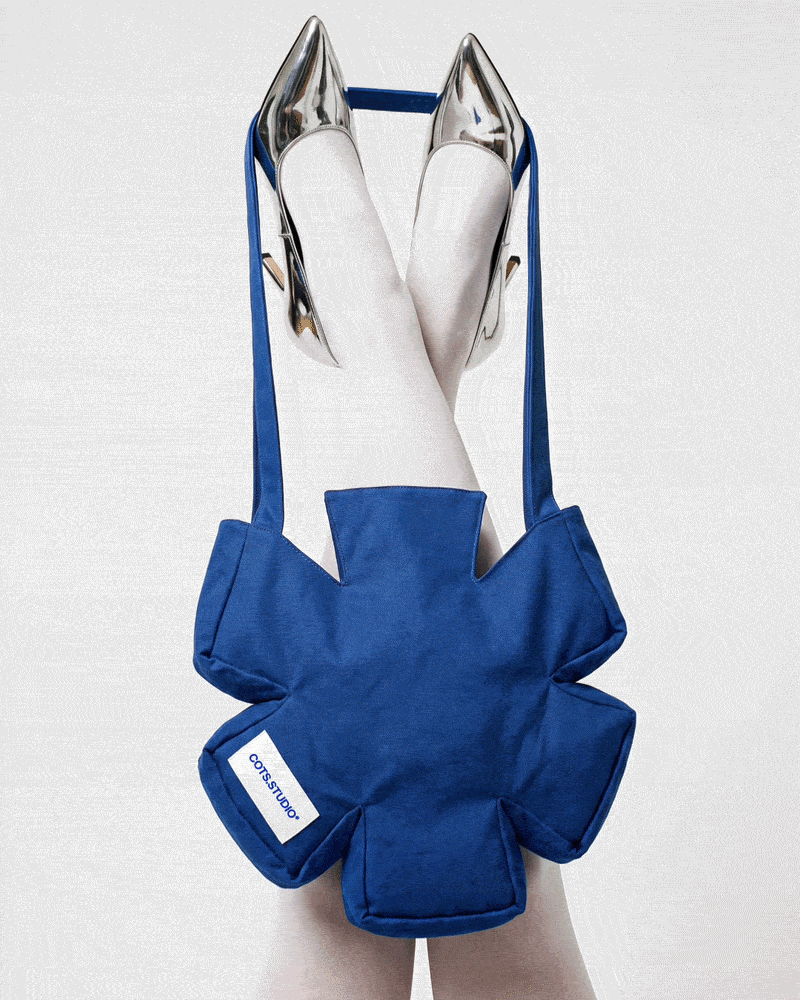 ASTERISK BAG COTS.STUDIO blu a forma di asterisco dentro