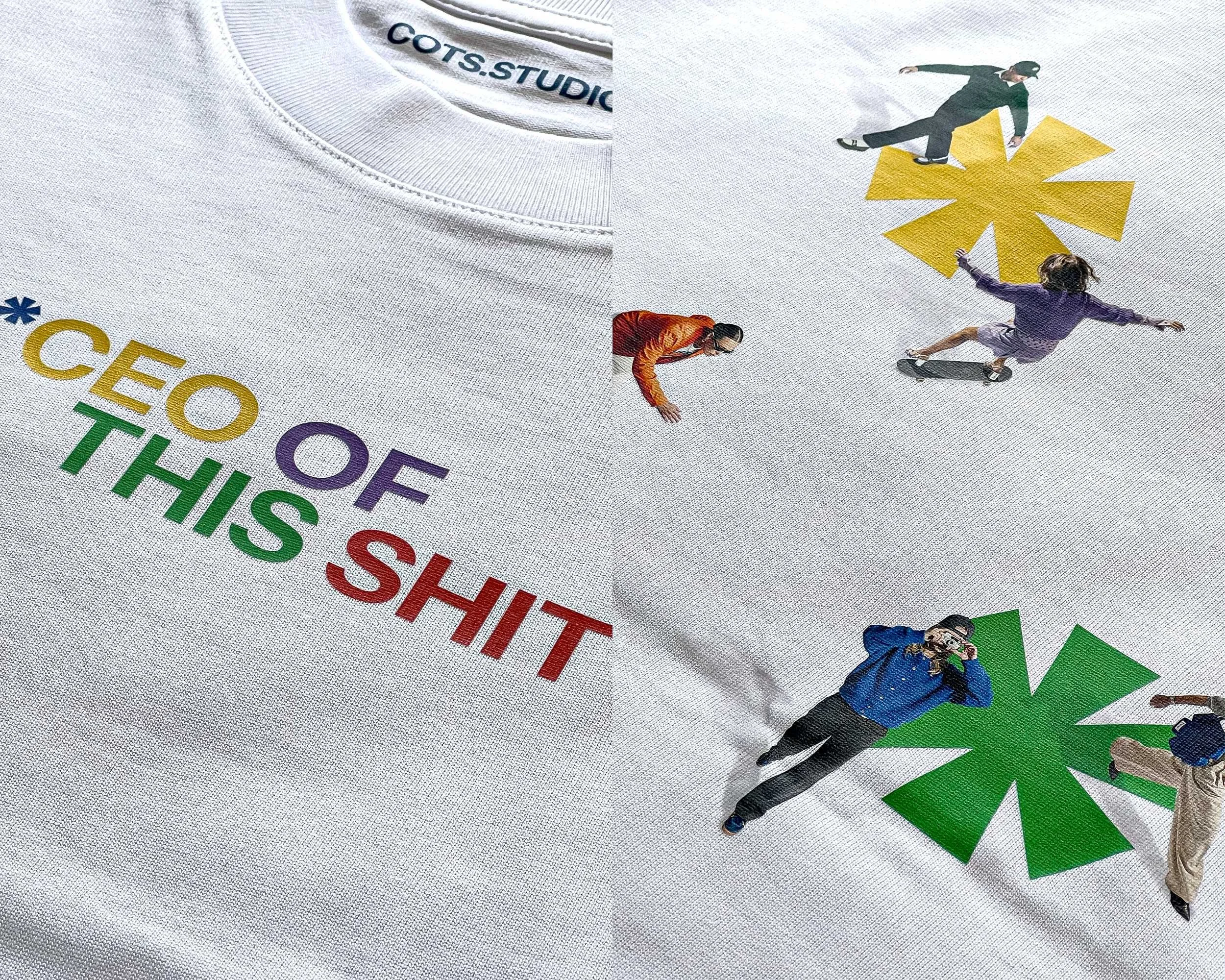 Dettagli delle grafiche fronte e retro della EVERYONE TEE COTS.STUDIO bianca