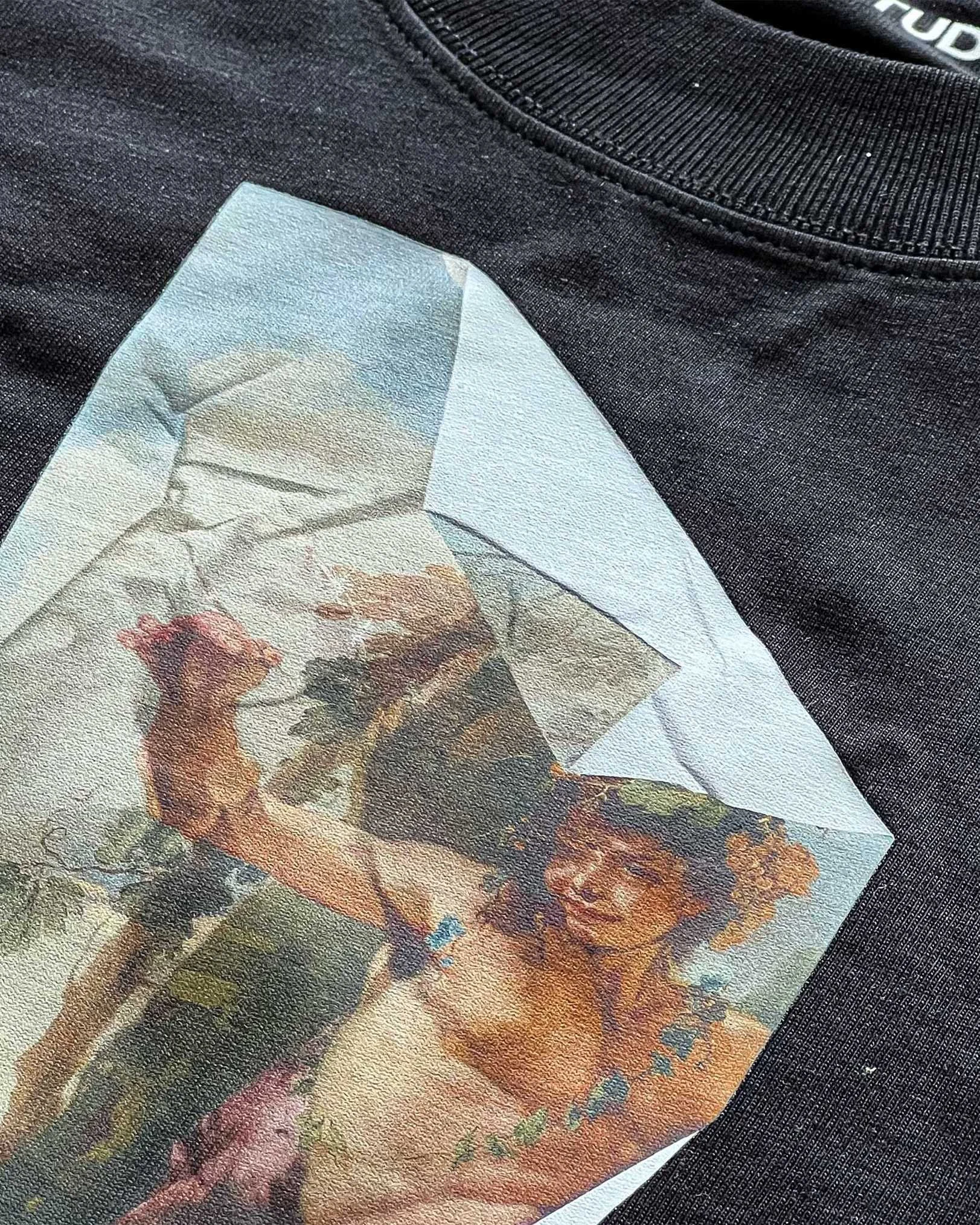 Dettaglio della grafica frontale della BACCO & ARIANNA TEE con reinterpretazione di Bacco e Arianna di Tiepolo