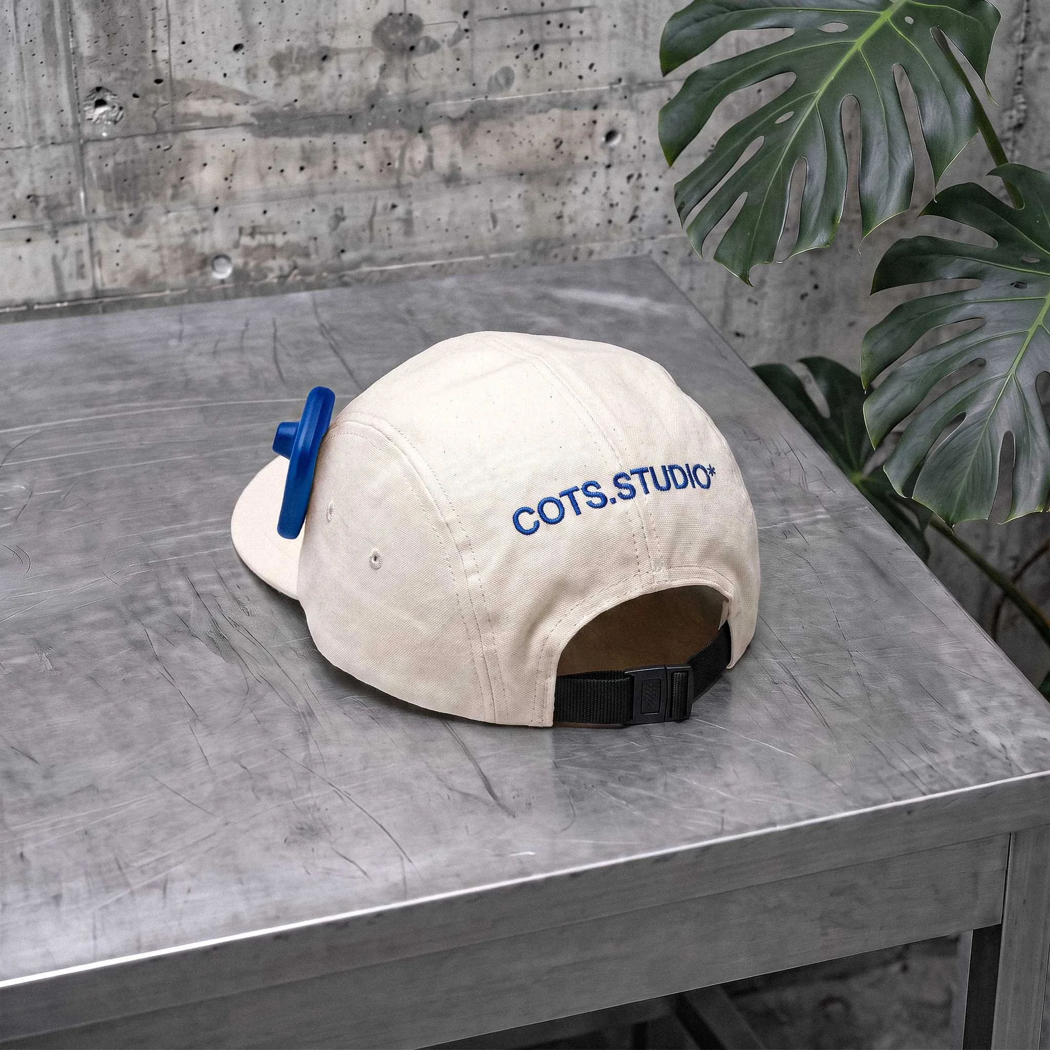 CEO’S CAP COTS.STUDIO in cotone canvas, vista posteriore con logo ricamato e chiusura regolabile