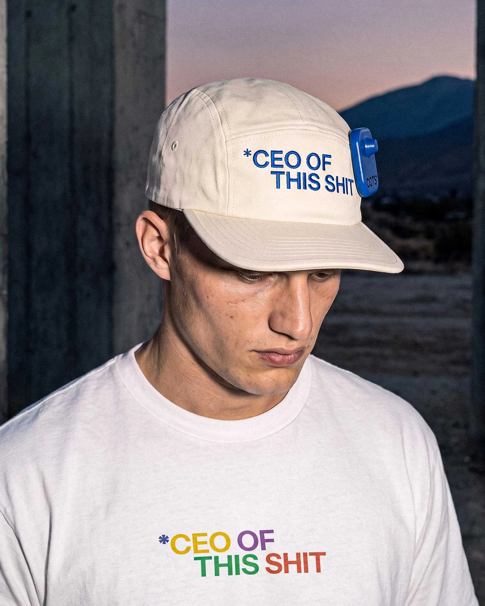 CEO’S CAP COTS.STUDIO indossato, vista frontale con ricamo CEO OF THIS SHIT e pin antitaccheggio blu